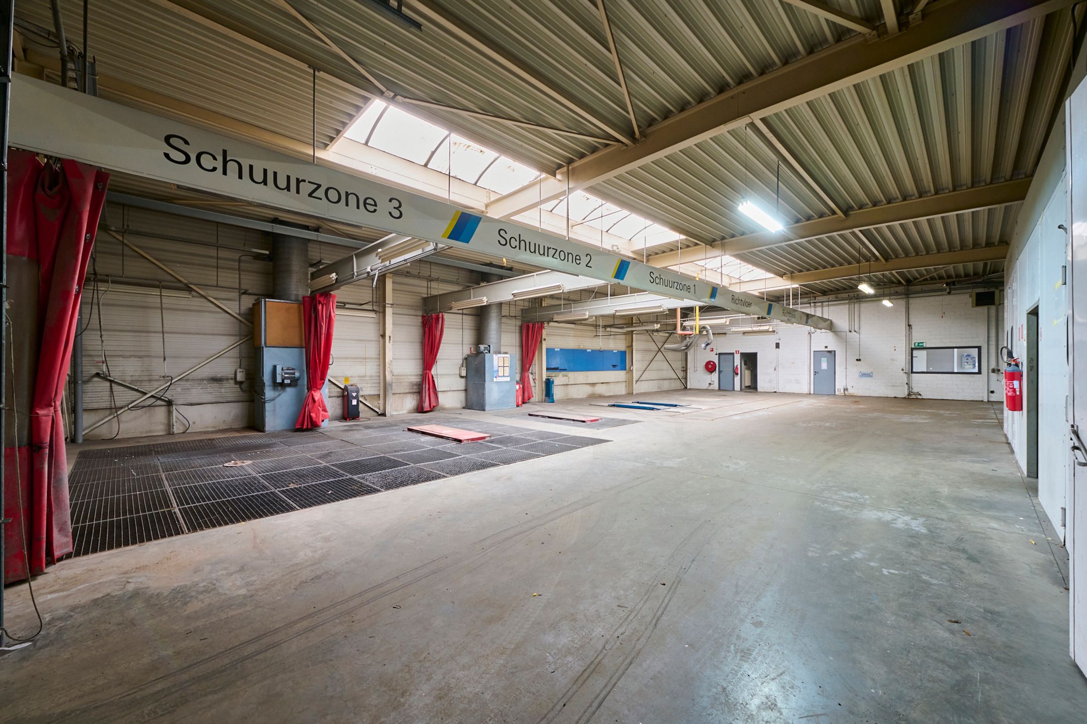 TE KOOP: bedrijfsgebouw met woning in Zonhoven foto 4