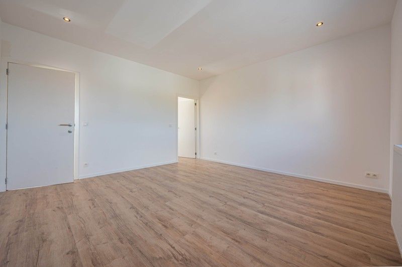 Prachtig, volledig gerenoveerde woning met leuke aangelegde tuin in Wevelgem TE KOOP! foto 15