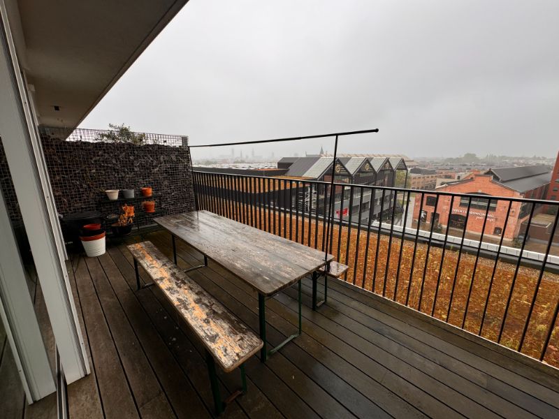 --- NIEUW --- Fantastiche penthouse met 1-slaapkamer, groot zonnegericht terras en autostaanplaats! foto 2