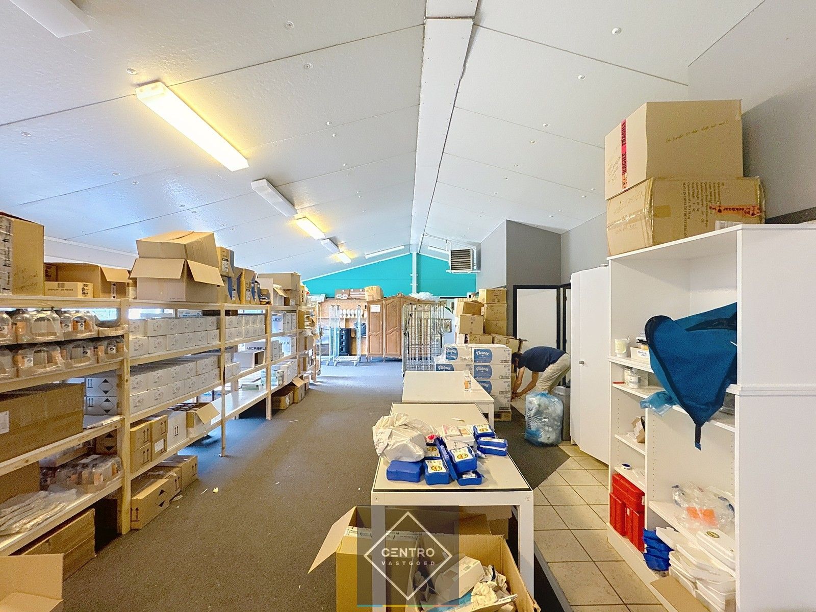 Verwarmd en geïsoleerd MAGAZIJN (250m²) met een te renoveren BUNGALOW (5 slpkms en garage) op AAA-locatie (op 1 km van afrit E40)! foto 7