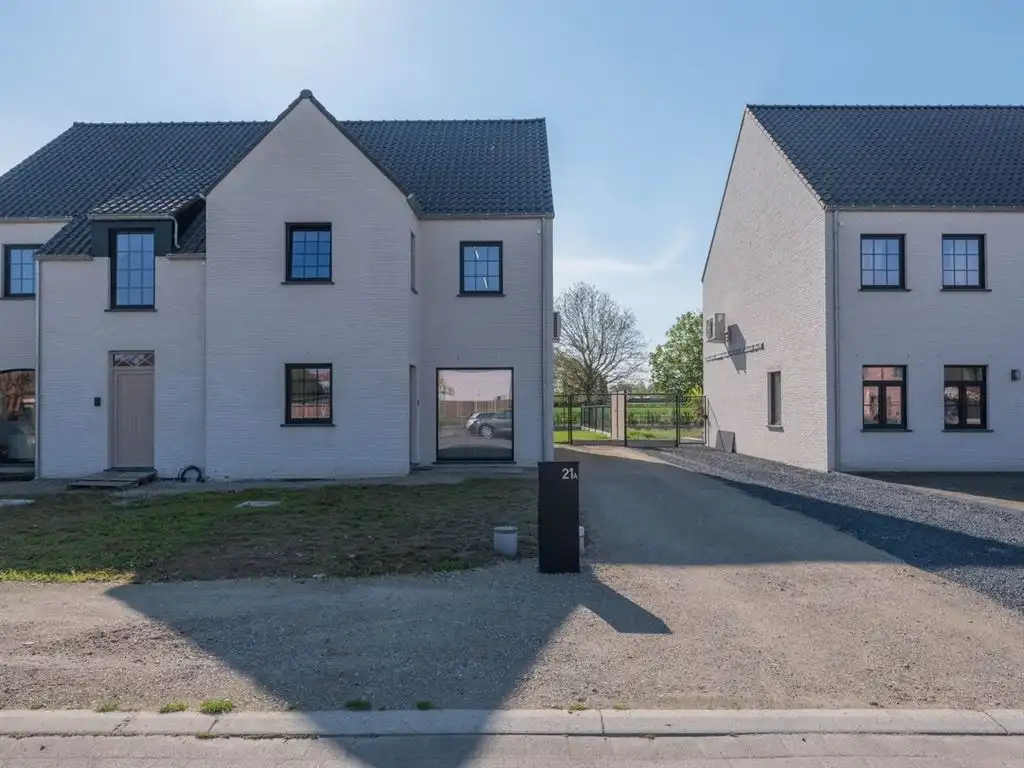 Halfvrijstaande stijlvolle nieuwbouwwoning met landelijke uitstraling foto 2