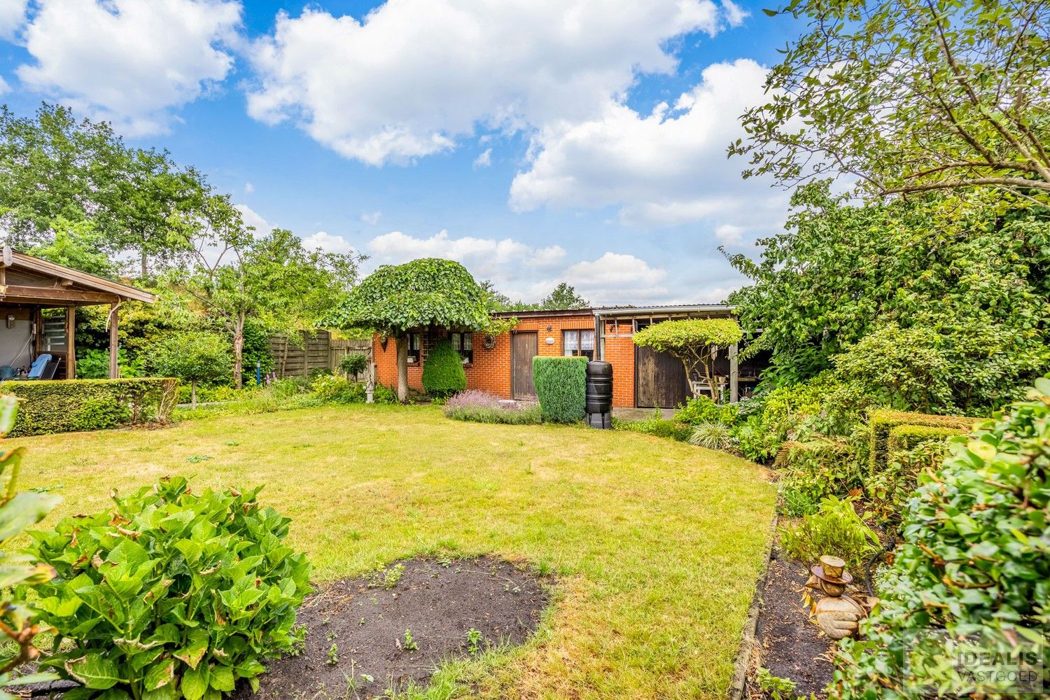 Aangename karakterwoning op fijne locatie te Pelt. Deze woning omvat maar liefst +-124m² netto bewoonbare oppervlakte op een perceel van 7a 36ca met een ruime woonkamer, 3 slaapkamers, badkamer, wasplaats en eventueel af te werken zolder vlakbij de dorpskern van Pelt! Uiterst geschikt voor kandidaten op zoek naar een betaalbare doch instapklare woning. foto 25