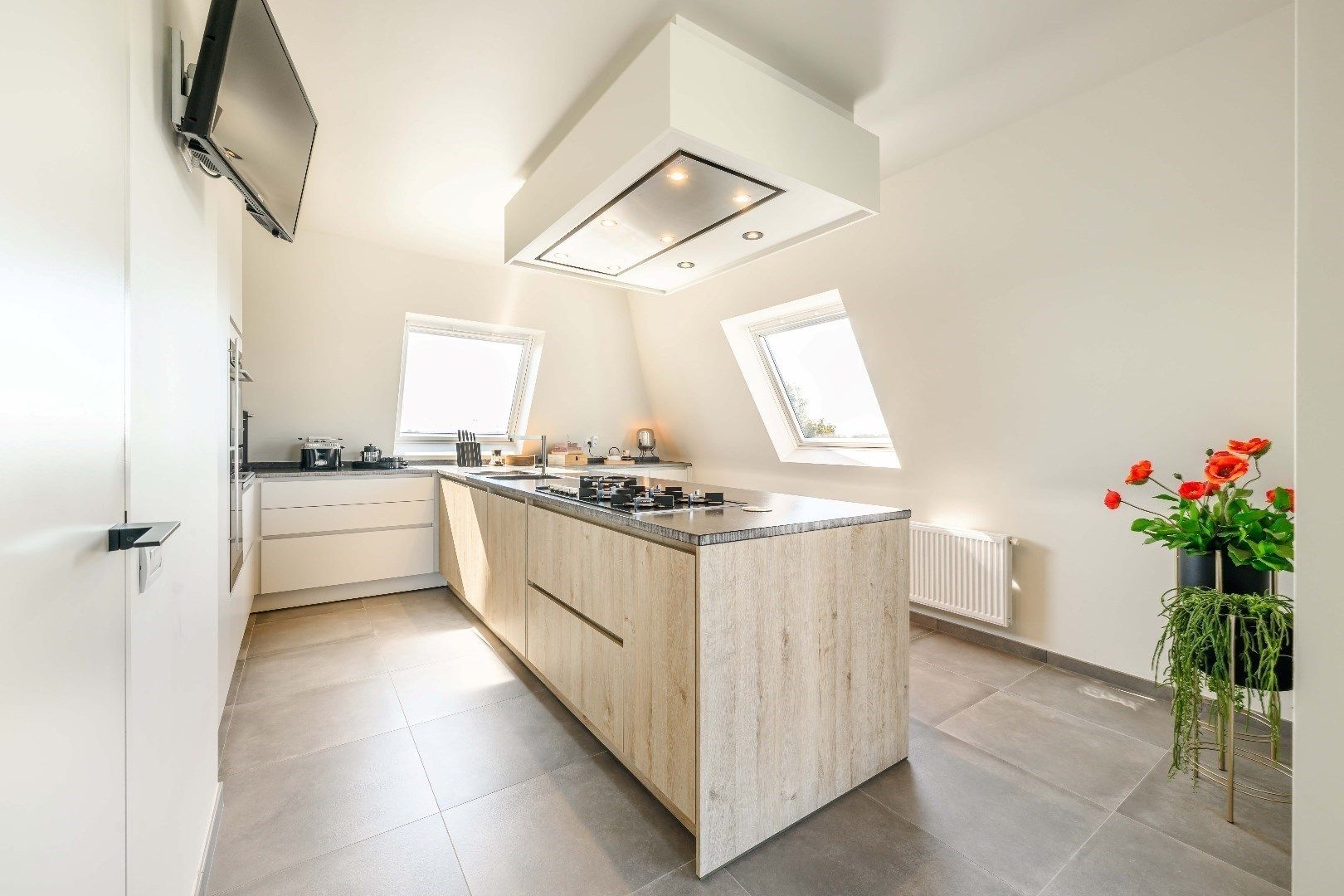 LUXUEUZE PENTHOUSE (BJ 2019) MET GUNSTIGE LIGGING foto 8