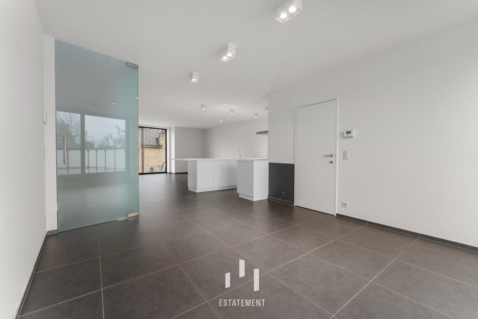 Ruim duplex appartement met 3 slaapkamers in Ieper, bouwjaar 2015, bewoonbare oppervlakte 165.00, EPC-waarde 139.00, energielabel B foto 3