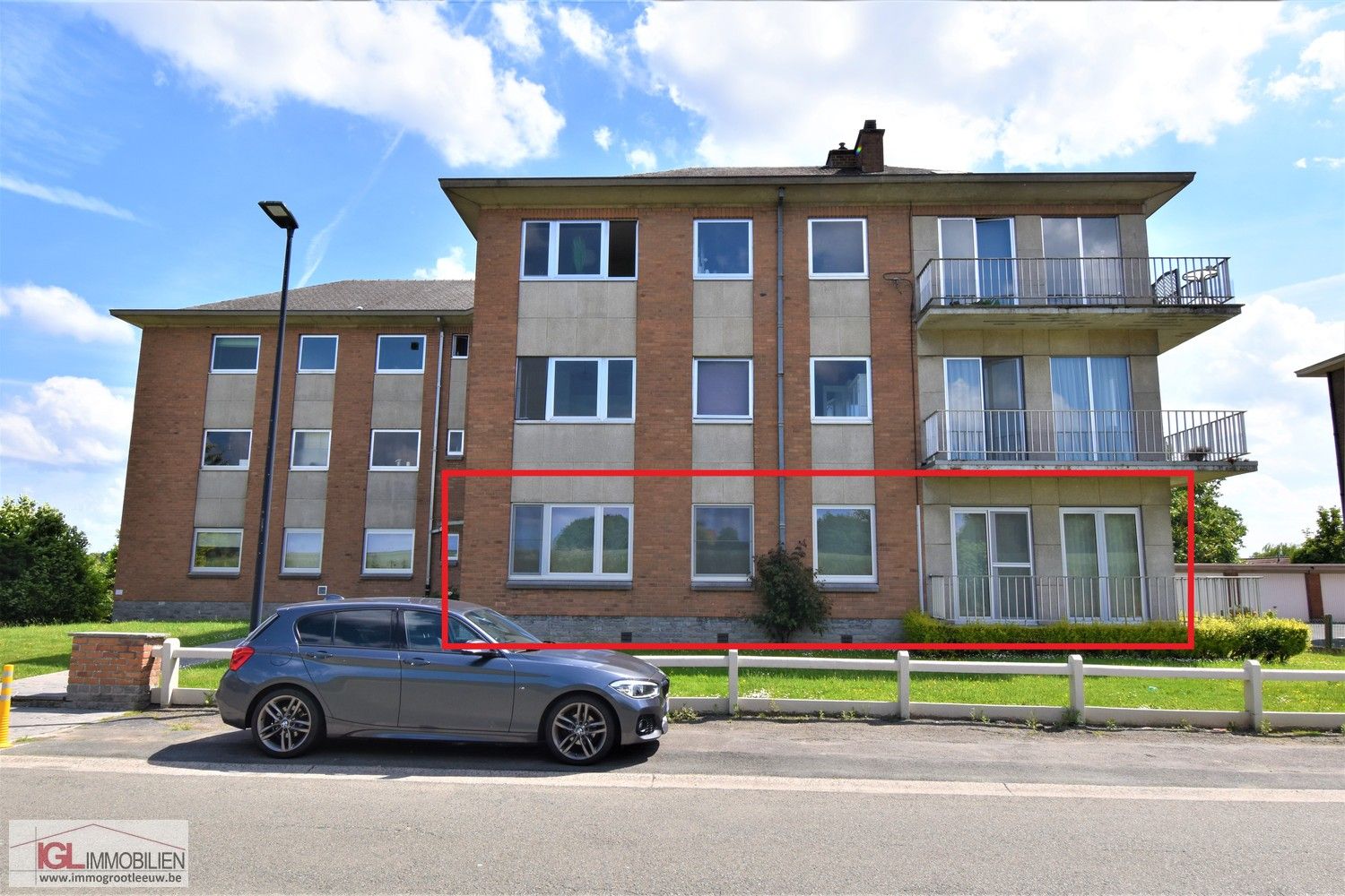 Ruim gelijkvloers appartement met 2 slaapkamers, terras & garagebox foto 2