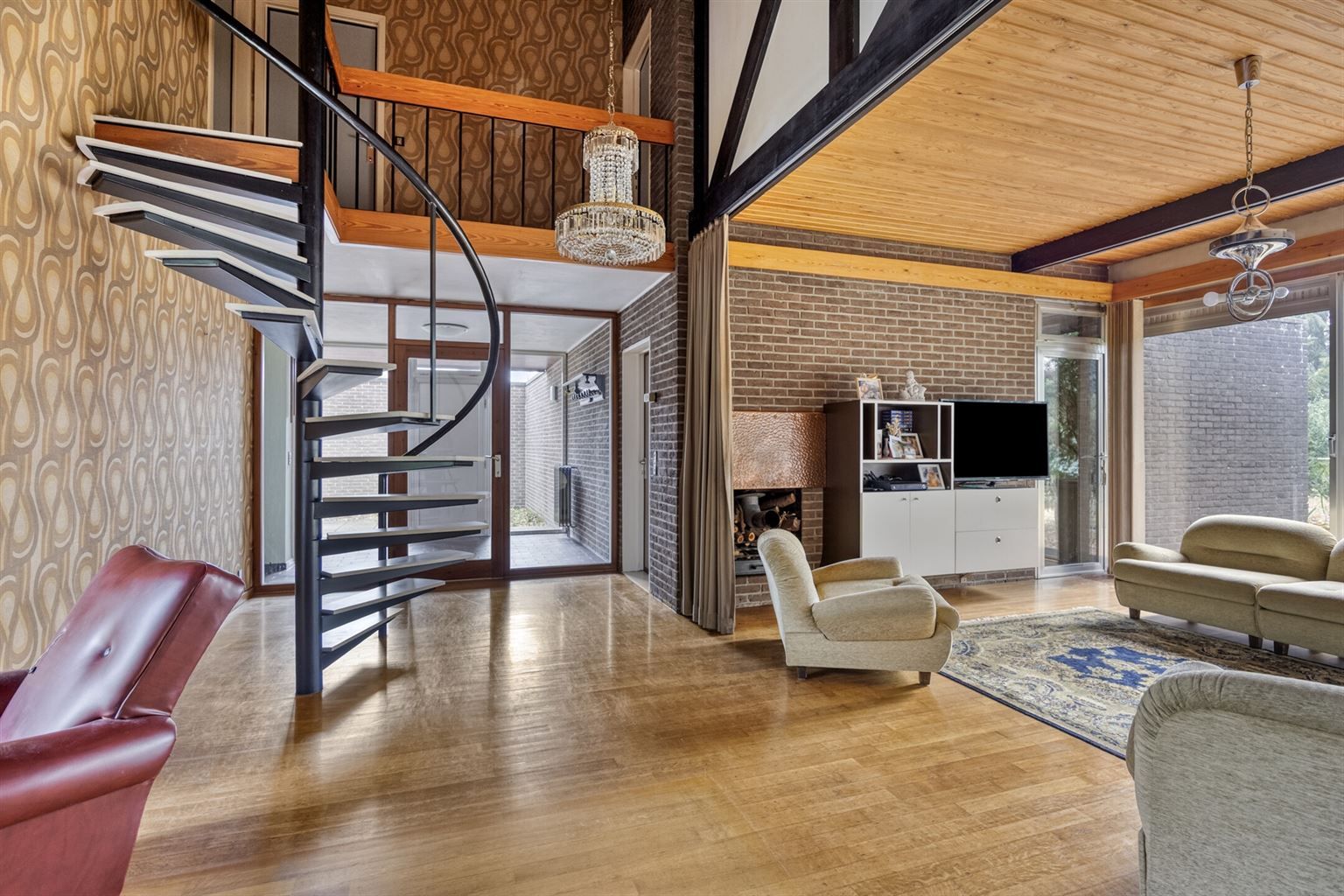 Vrijstaande woning in 70s stijl op een uniek perceel van 15a93ca met 5 slaapkamers, inpandige garage en riante tuin, gelegen op een rustige toplocatie nabij het centrum van Maaseik. foto 10