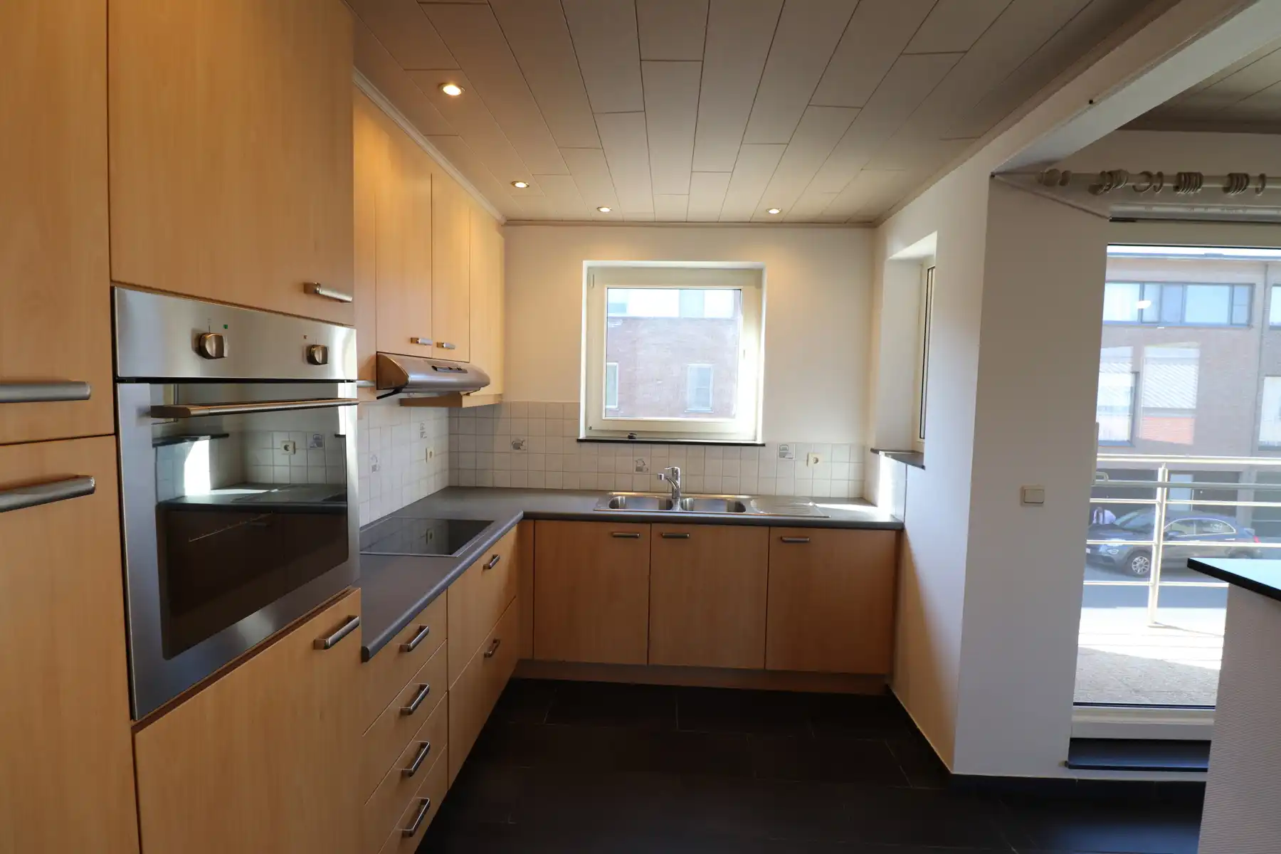 Ruim 2-slaapkamerappartement met terras en lift op de 1ste verdieping links met garage foto 5