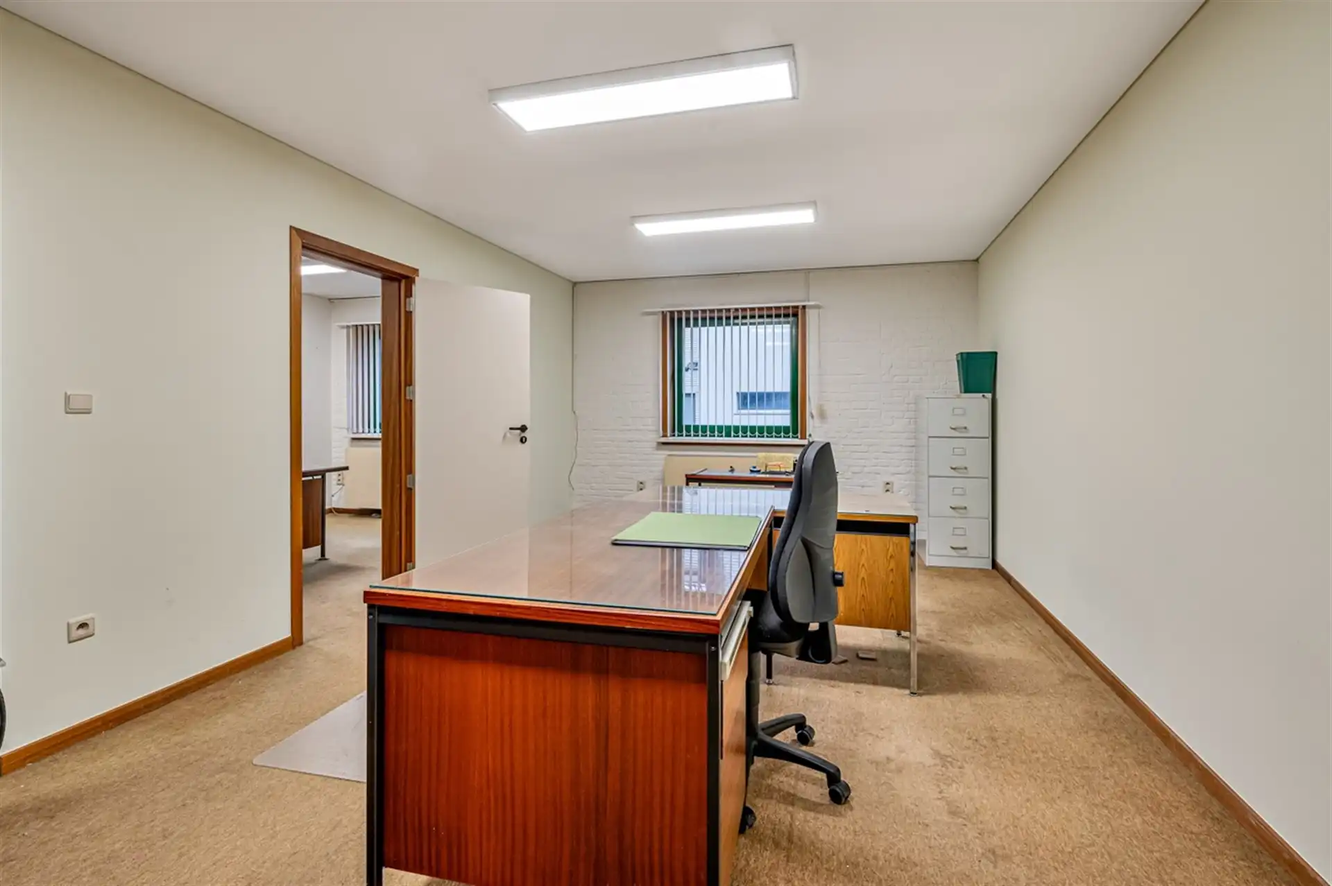 Kantoorgebouw met bruikbare vloeroppervlakte van 900m² en vijf parkeerplaatsen te Aalst foto 11