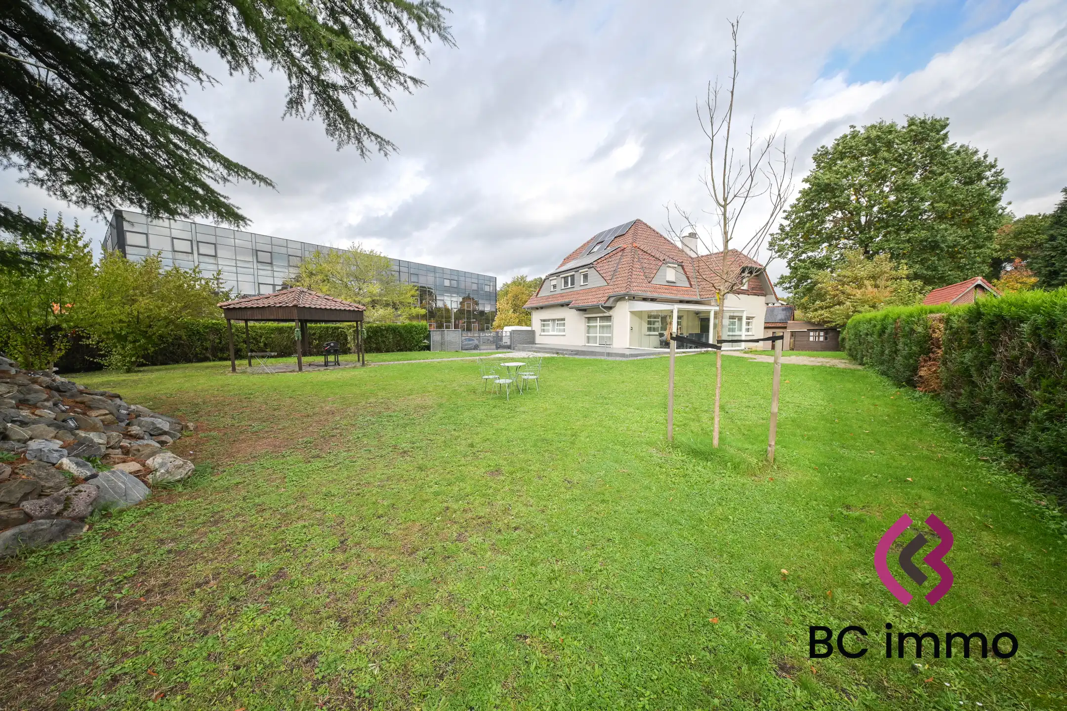 Statige villa met 5 slaapkamers op ruim hoekperceel en uitstekende zichtlocatie in Genk foto 4