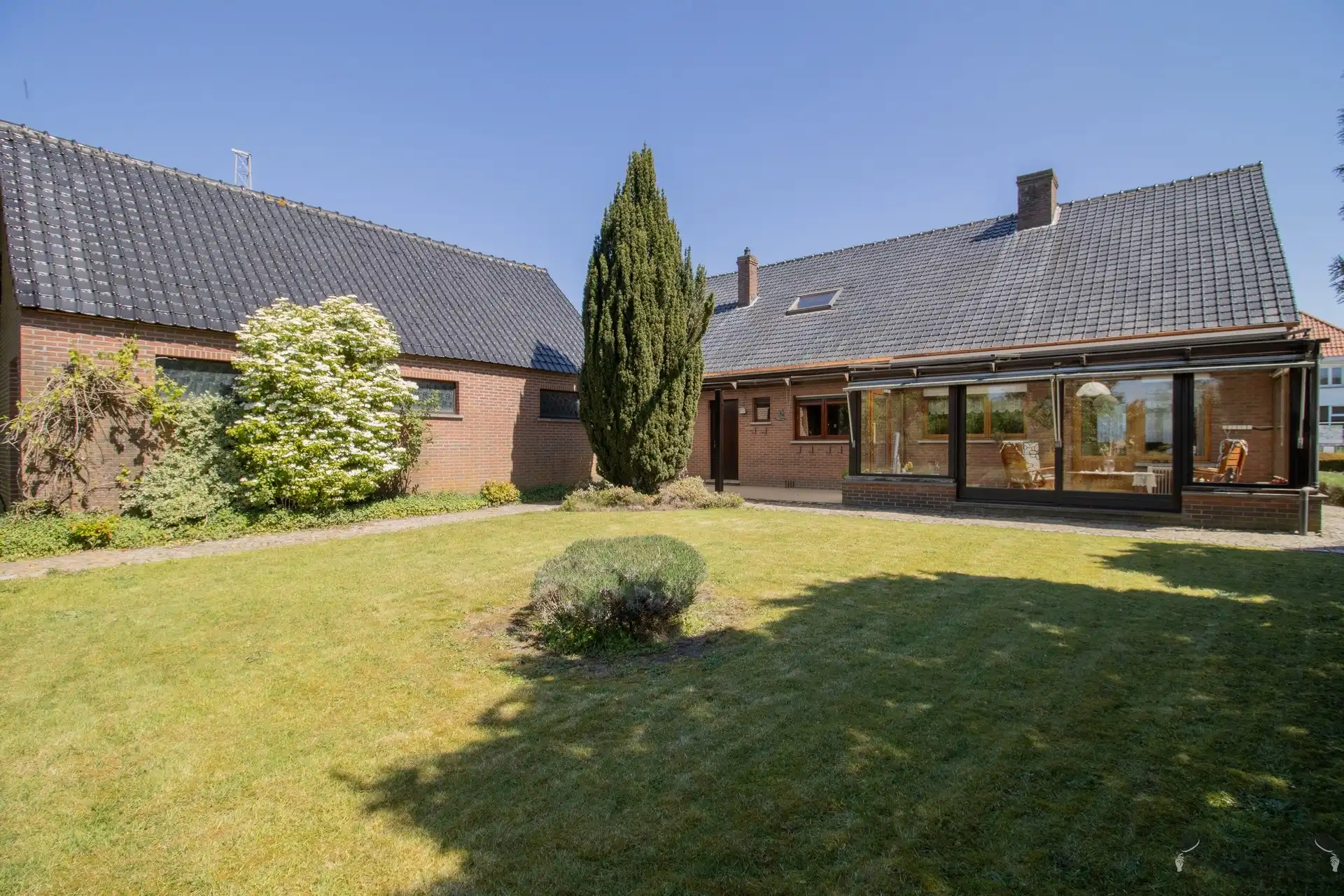 Ruime op te frissen woning met 4 slaapkamers en ruime garage op 1.276 m² foto 2