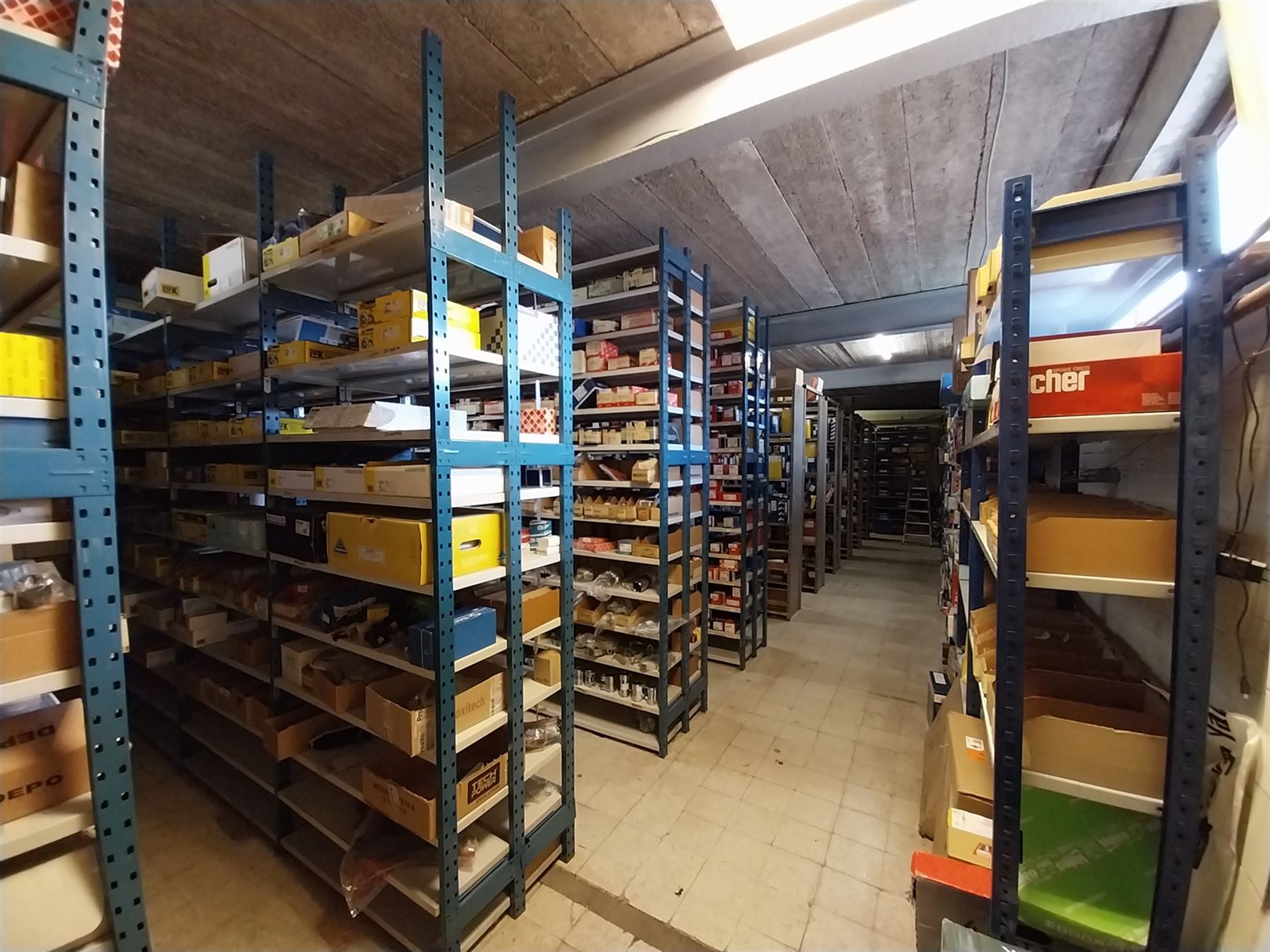 TE HUUR: Handelspand met ruim magazijn op gunstige locatie in Heusden!  foto 11