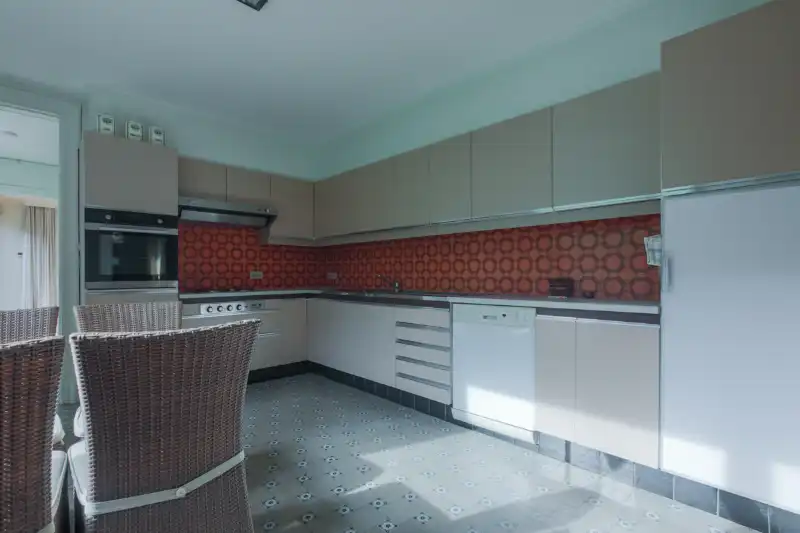 Prachtige, te renoveren, authentieke burgerwoning  met 5 slaapkamers, tuin en ruime garage. foto 7
