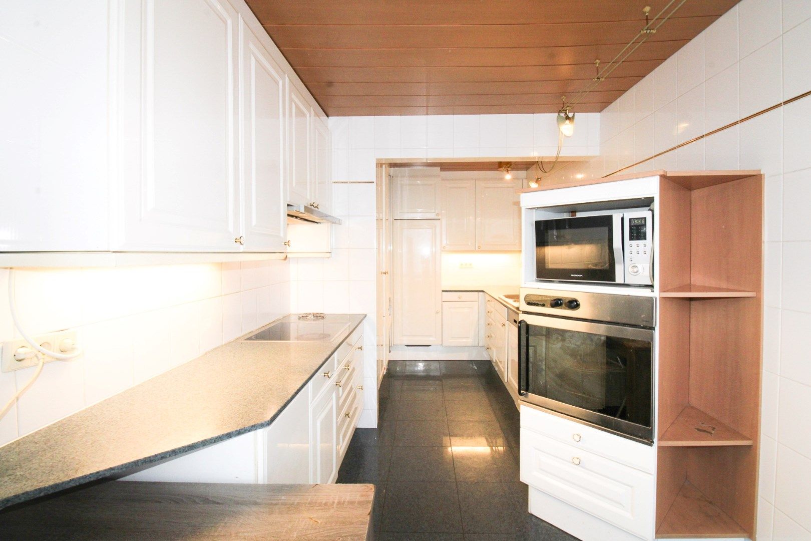 Uitzonderlijk ruim en centraal gelegen gelijkvloers appartement met drie slaapkamers, tuin én garage te koop in Deurne! foto 7