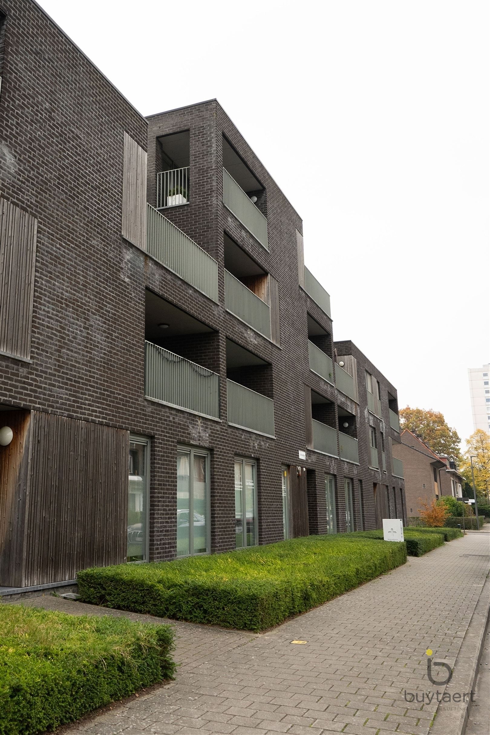 RUIME EN LICHTRIJKE PRAKTIJK IN GELIJKVLOERSAPPARTEMENT MET PRIVÉ-TUIN foto 39