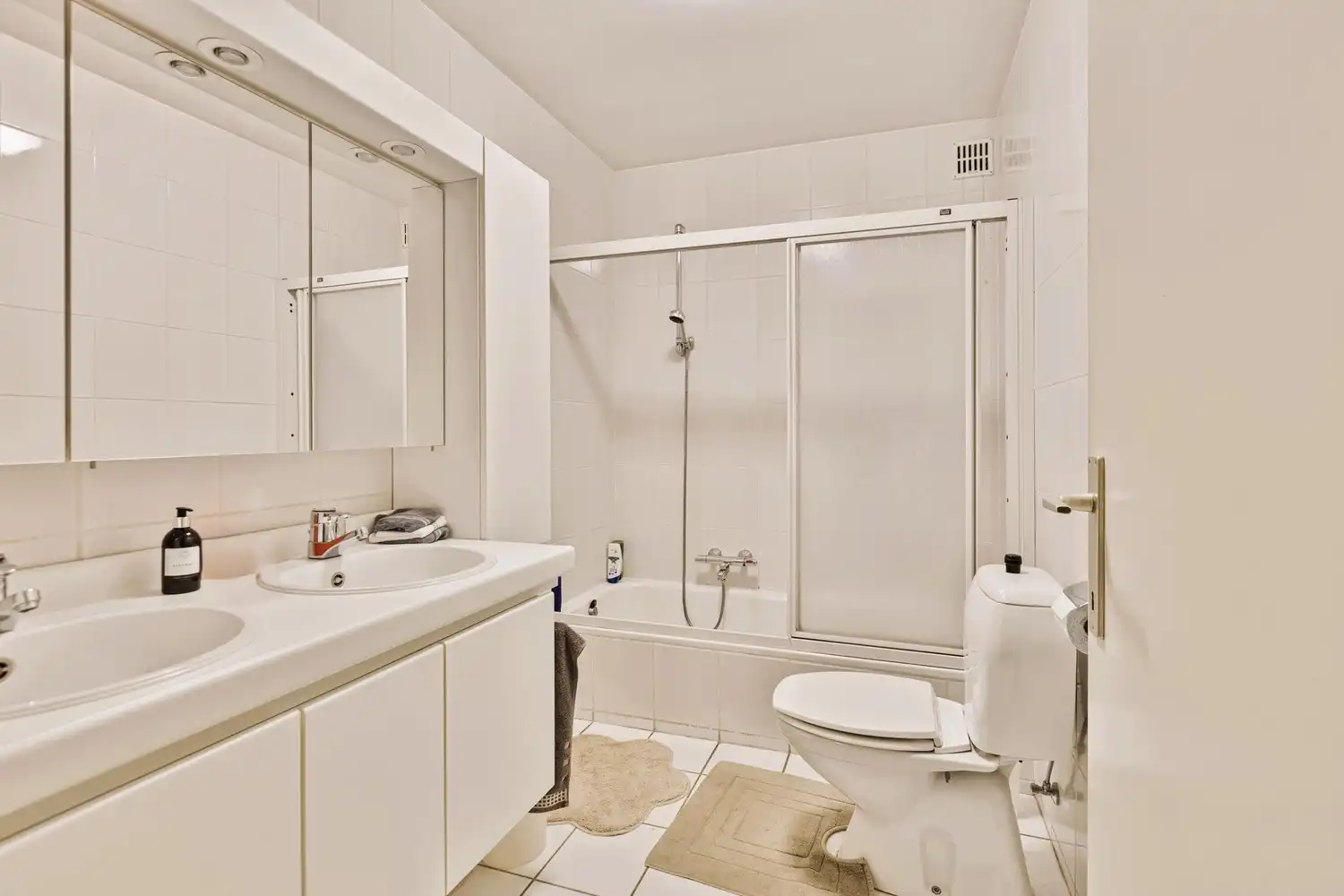 Ruim gelijkvloers appartement met 2 slaapkamers te huur in Lanaken foto 8