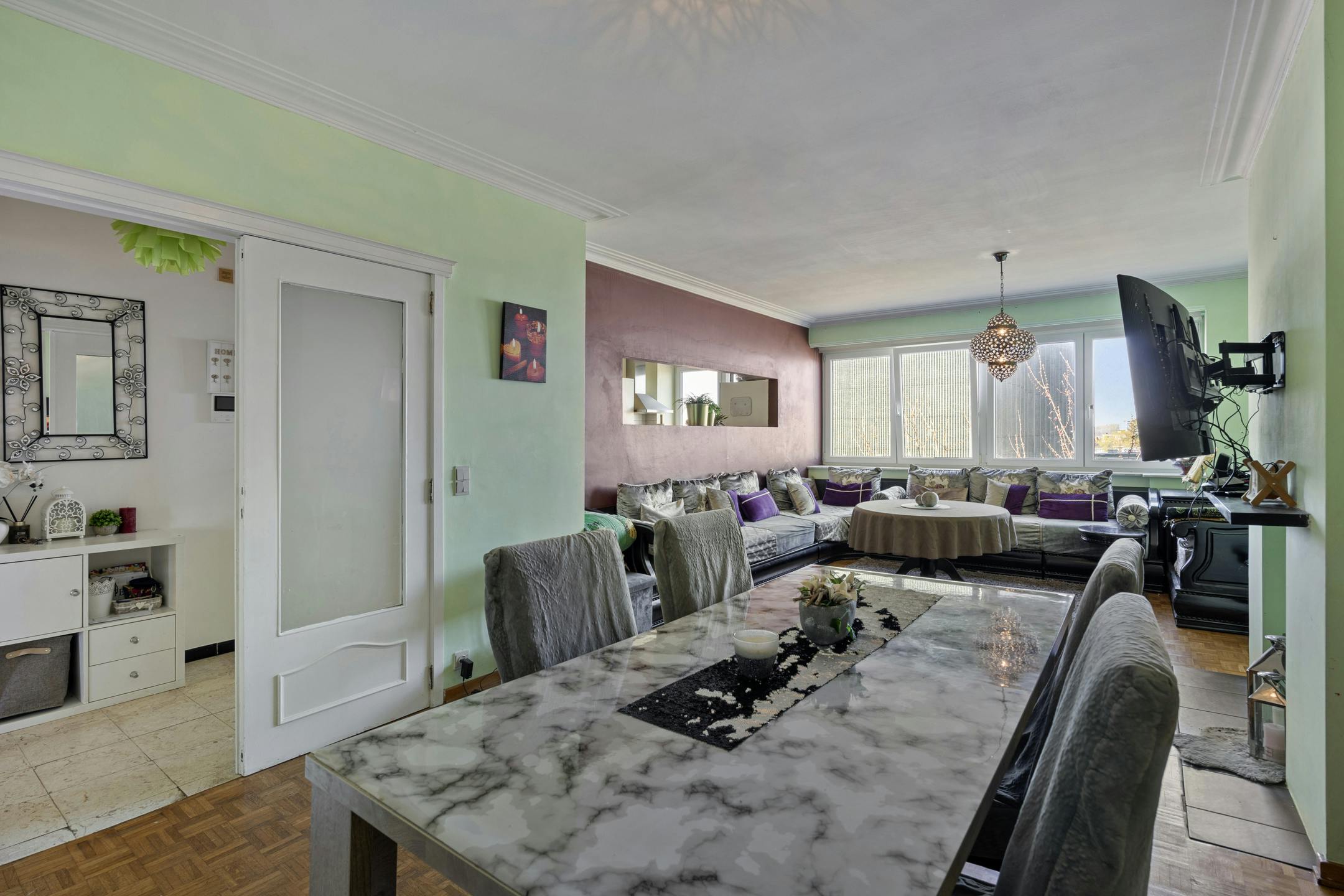 Instapklaar 2 slaapkamer appartement te koop! foto {{pictureIndex}}