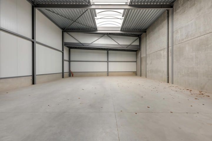 Nieuwbouw magazijn van 197,5 m² te huur nabij het centrum foto 2