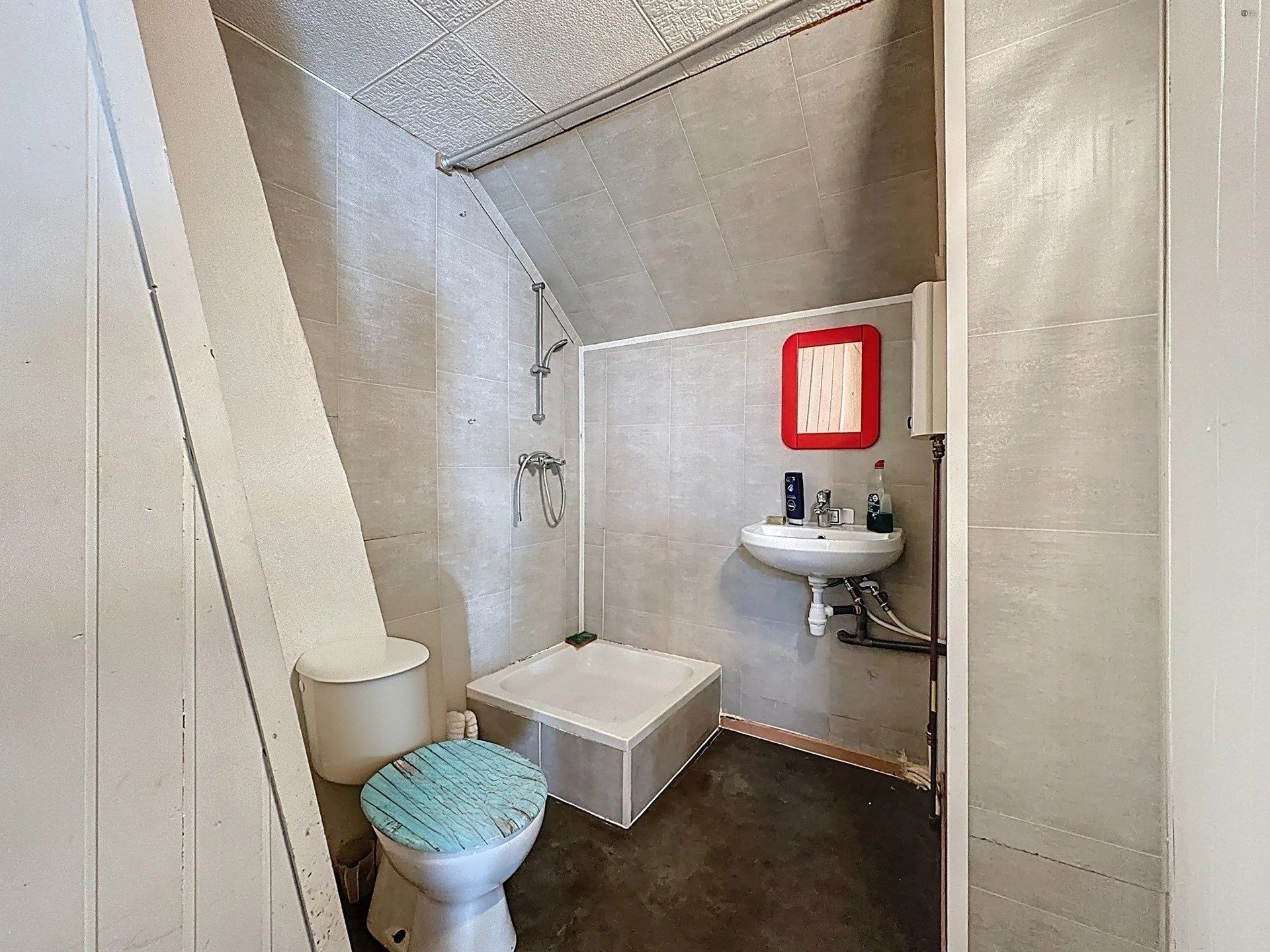 Commerciële ruimte/handelspand gelegen in hartje Belsele. foto 13