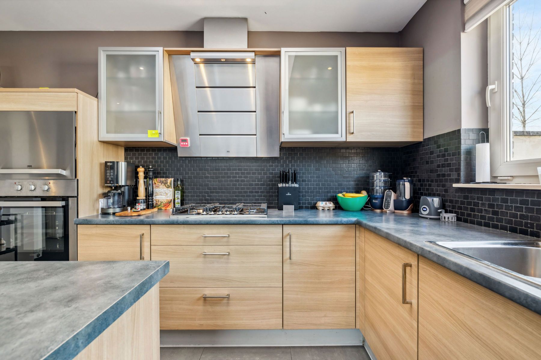 Gezellige woning met verrassende troef in hartje Zelzate foto 8