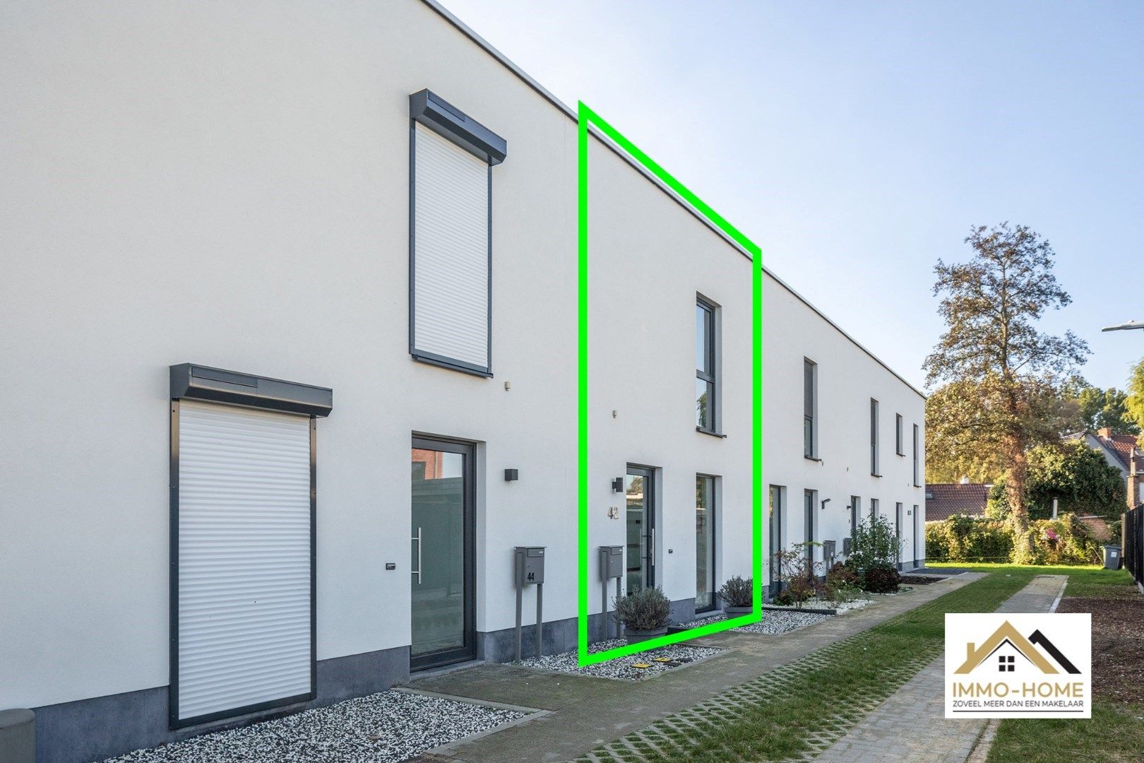 MODERN en JONGE WONING MET OVERDEKTE PARKEERPLAATS TE ZELZATE foto {{pictureIndex}}