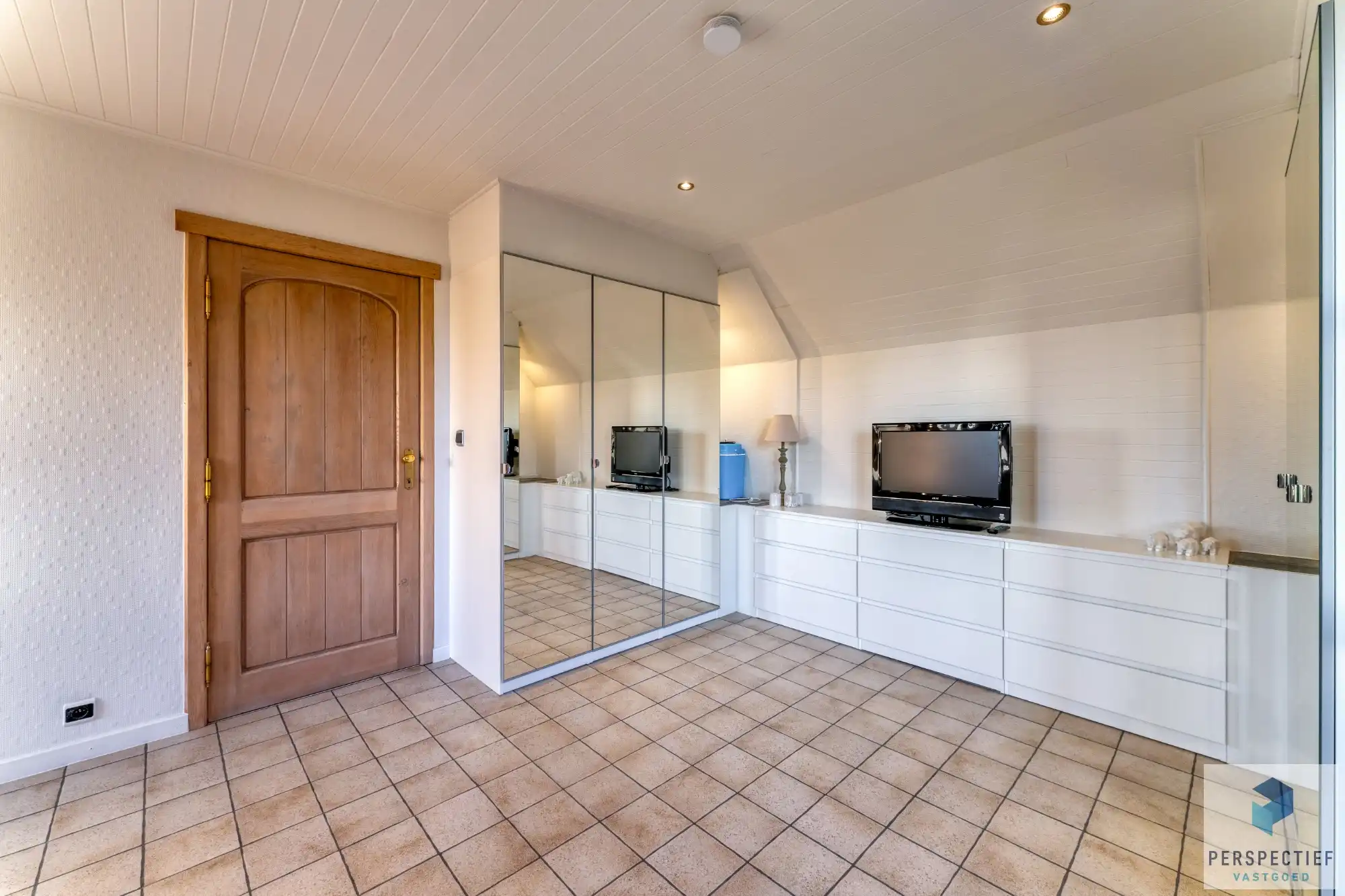 Landelijk gelegen villa met handelsruimte en buitenzwembad op 1370 m² foto 21