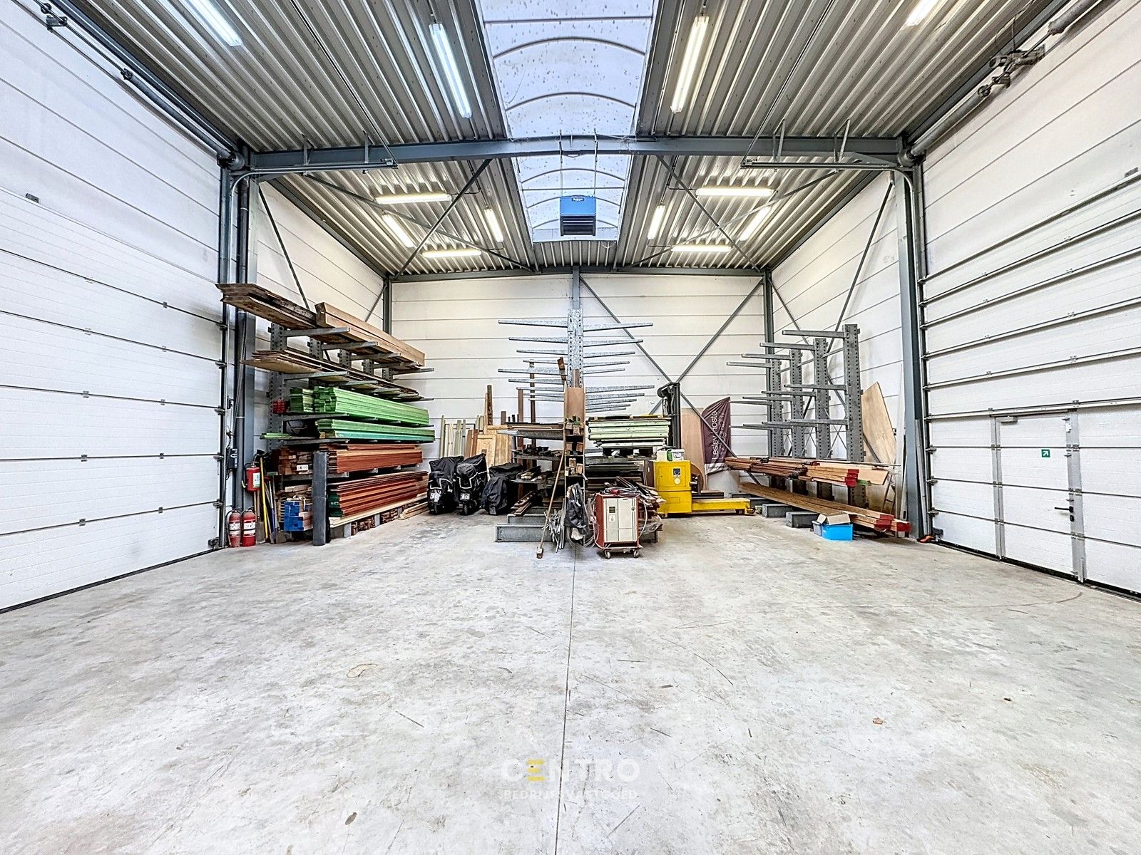 Prachtig BEDRIJFSPAND, bestaande uit MAGAZIJN (576m2 + tussenverdieping), BURELEN en instapklare, alleenstaande WONING. Op ambachtelijke zone te Aalter. foto 4
