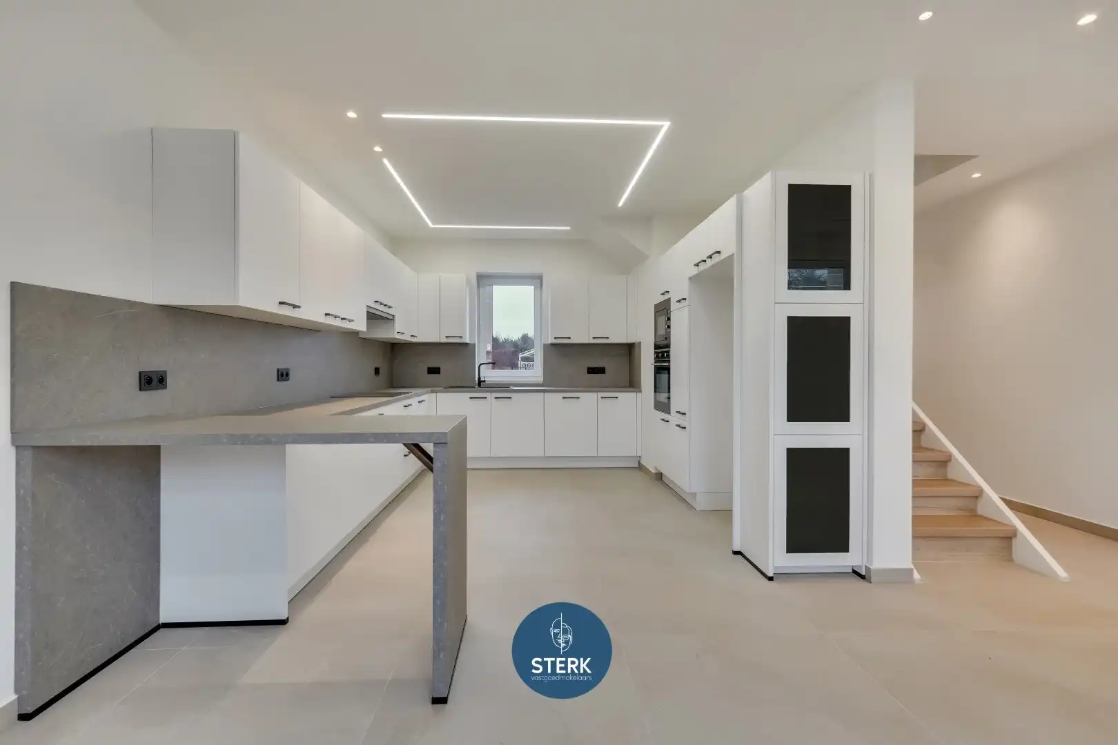 MODERN GERENOVEERDE GEZINSWONING MET 5 SLPKS + 2 BADKAMERS TE LANAKEN !  foto 10