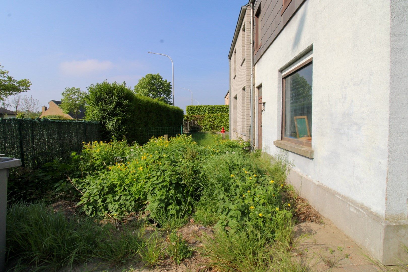 Unieke investeringskans: Halfopen bebouwing met garage, optie tot vijf slaapkamers en groot potentieel op toplocatie te koop in Waasmunster! foto 14