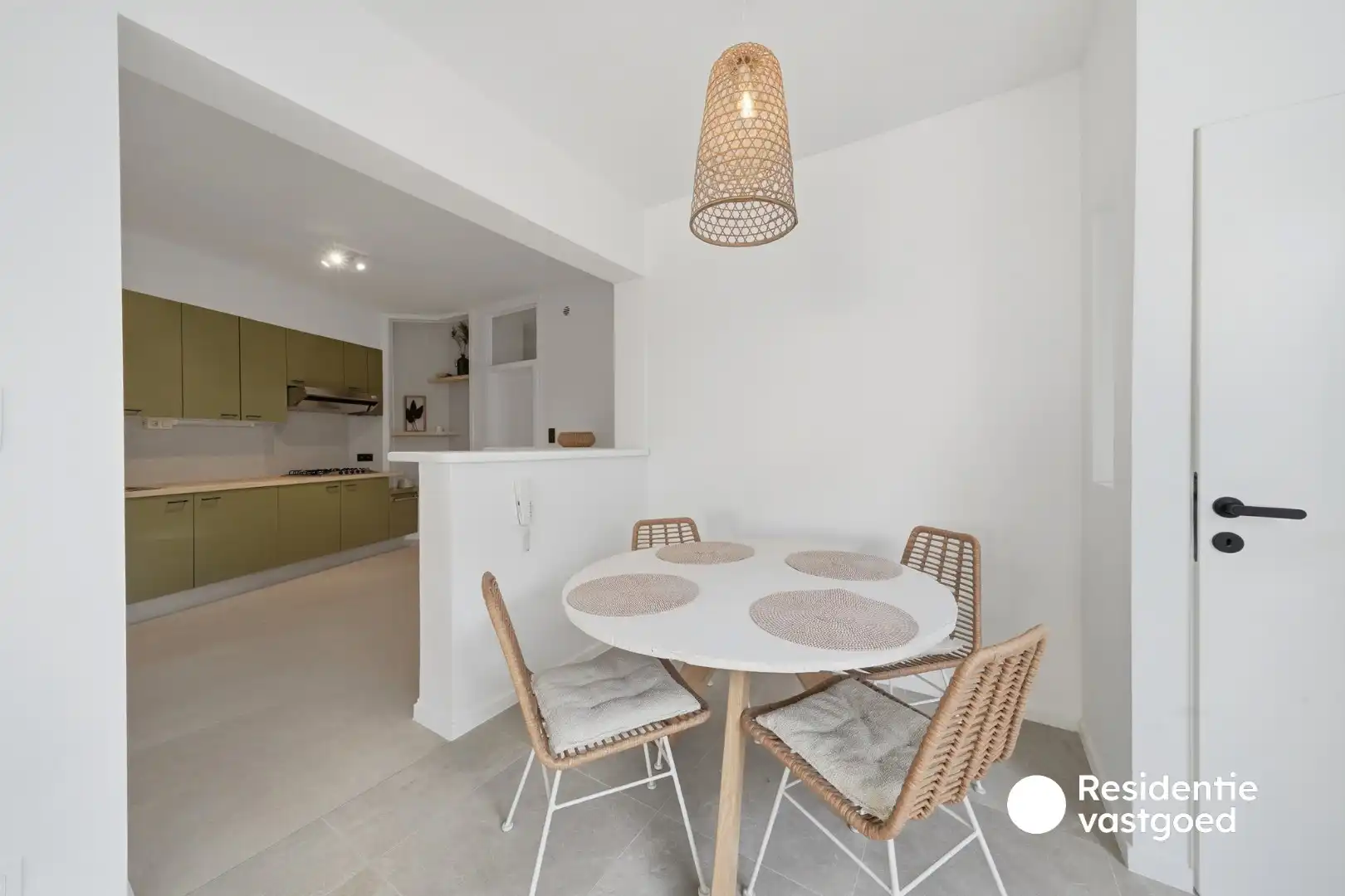 Gelijkvloers en gerenoveerd appartement met garage in Oostende foto 5