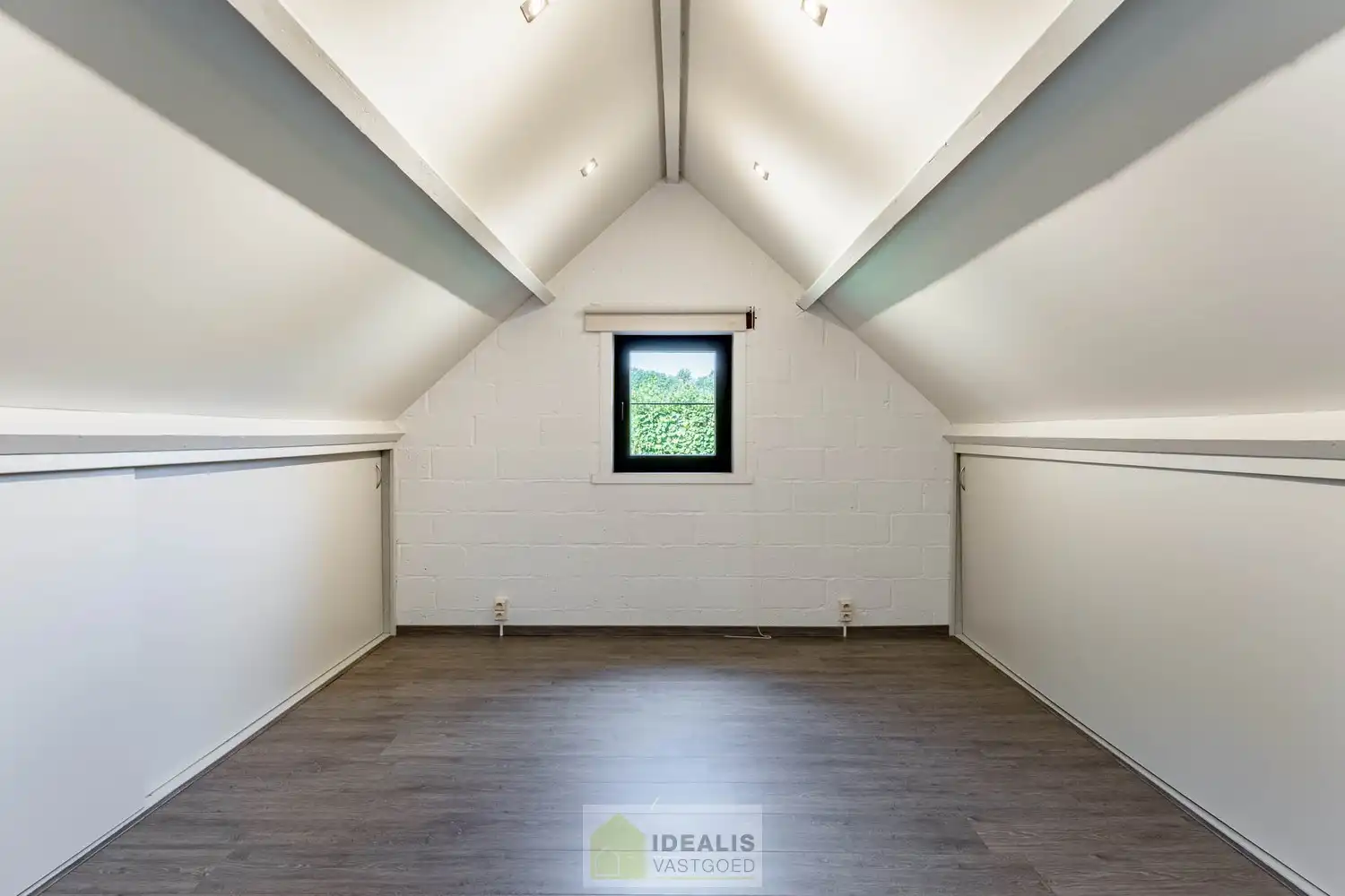 IDYLLISCH GELEGEN BIJZONDERE EIGENDOM BESTAANDE UIT RIANT WOONHUIS, APART BEWOONBAAR BIJGEBOUW EN ATELIER OMGEVEN DOOR EEN SCHITTERD AANGELEGDE TUIN EN WEILAND. Het domein is toegankelijk zowel aan de mooie Urnenveldstraat doch ook via een uitzonderlijk mooie oprijlaan toegankelijk langs de boszijde van het perceel. Deze vrijstaande woning, gebouwd in 1986, beschikt over een sfeervolle leefruimte in vol contact met de tuin en biedt een heerlijke atmosfeer dankzij de centraal geplaatste speksteenkachel. Op de verdieping beschikt de woning over slaapkamers en sanitair. Een absolute meerwaarde is het afzonderlijk volledig ingericht bijhuisje, centraal op het perceel, voorzien van alle woonfaciliteiten. Verder is er de mogelijkheid om wonen/werken te combineren via het knap afgewerkte atelier, met vergezicht op het eigen weiland. Geschikt voor kandidaten op zoek naar een ruime en instapklare parel met een idyllische uitstraling! foto 47