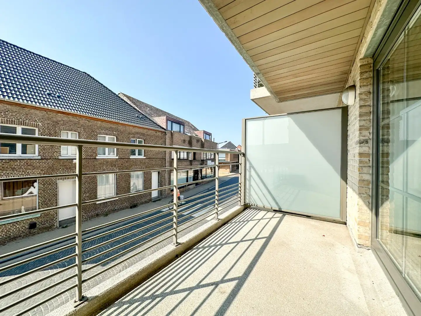 Instapklaar energiezuinig appartement hartje Eernegem, met zonnig terras, topligging. foto 2