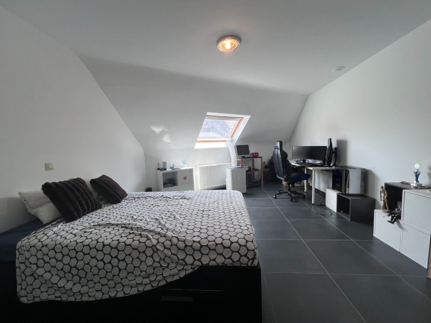 Ruim appartement met twee slaapkamers en terras te huur in Sint-Amandsberg foto 11