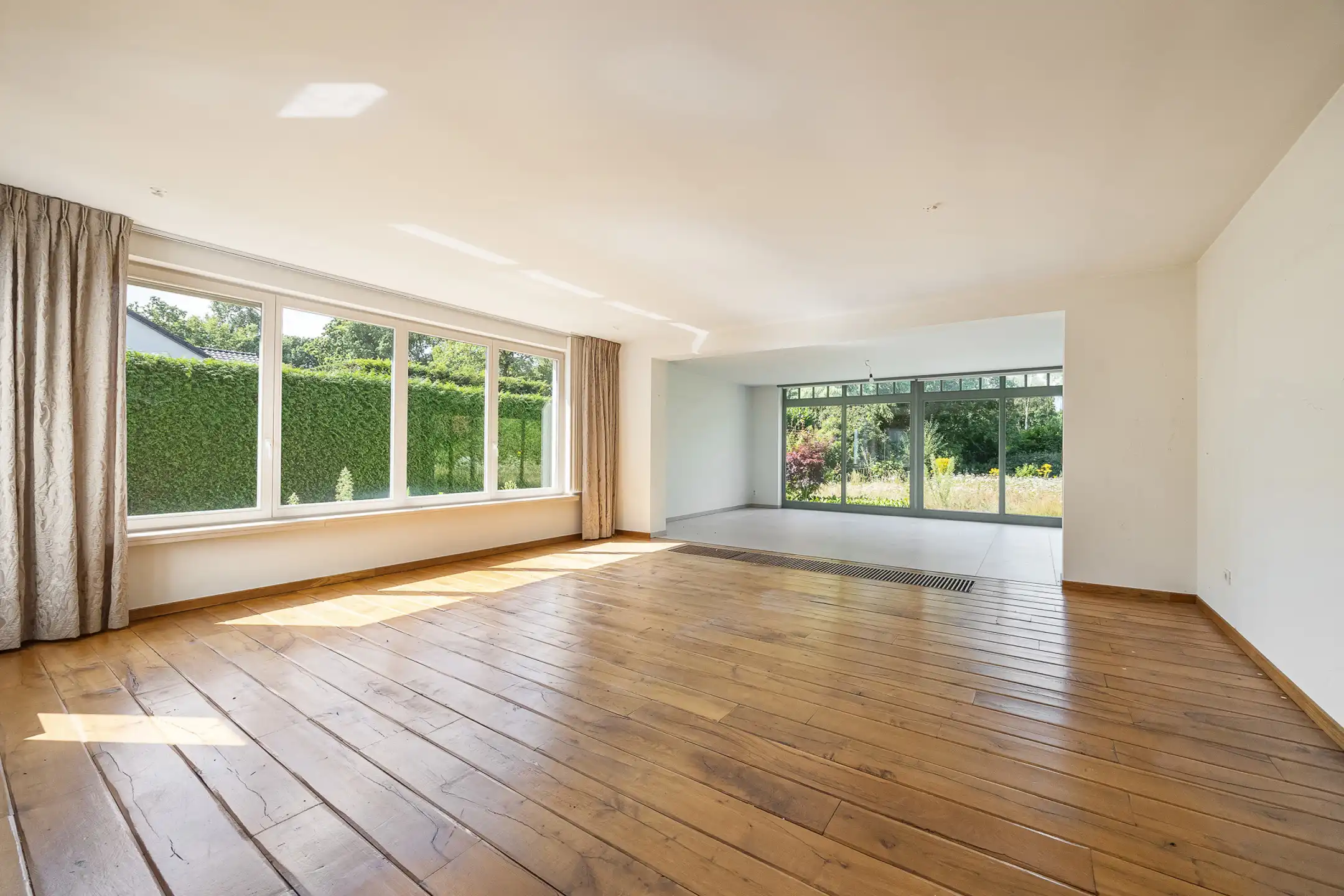 Ruime villa met 2 (mog. 3) slaapkamers op 2.030 m² op het ZW foto 12