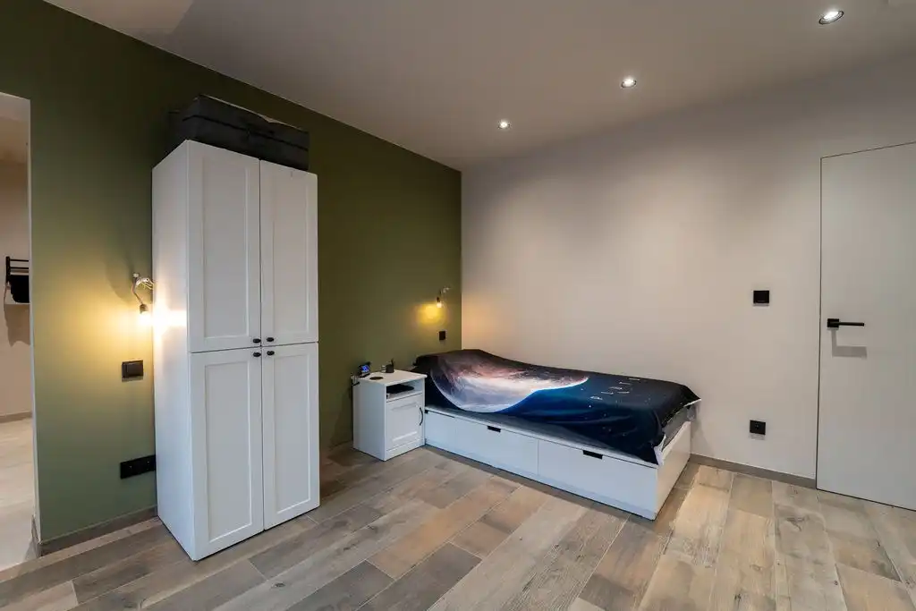 PRACHTIG GERENOVEERDE WONING MET 3 SLAAPKAMERS, 2 BADKAMERS, INPANDIGE GARAGE EN PAARDENSTALLINGEN MET ENERGIEZUINIG EPC TE WIJER (NIEUWERKERKEN)  foto 15