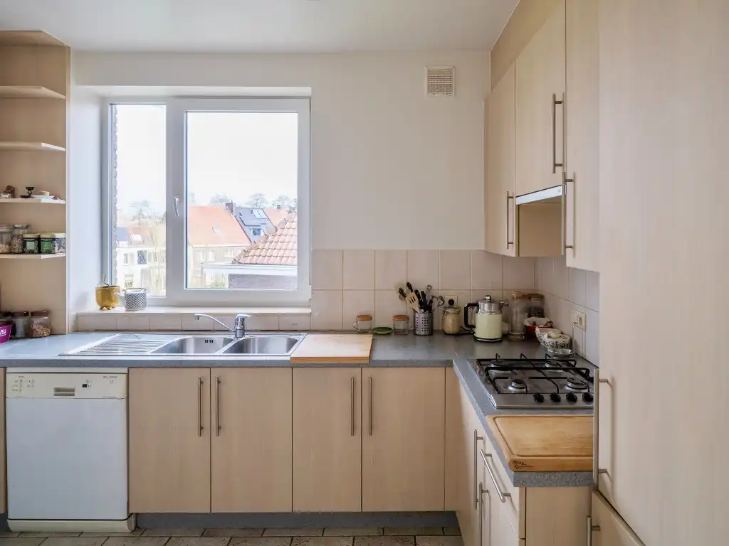 Stijlvol tweeslaapkamerappartement in de Sportstraat, met terras en warm mid-century karakter. foto 4