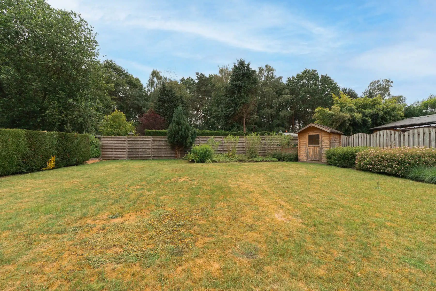 Prachtige agrarische tuin met caravan foto 26