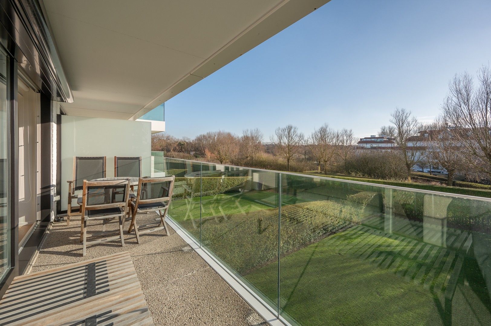 Smaakvol afgewerkt appartement met zuidgericht terras en open zicht op een top-locatie in het Zoute foto {{pictureIndex}}