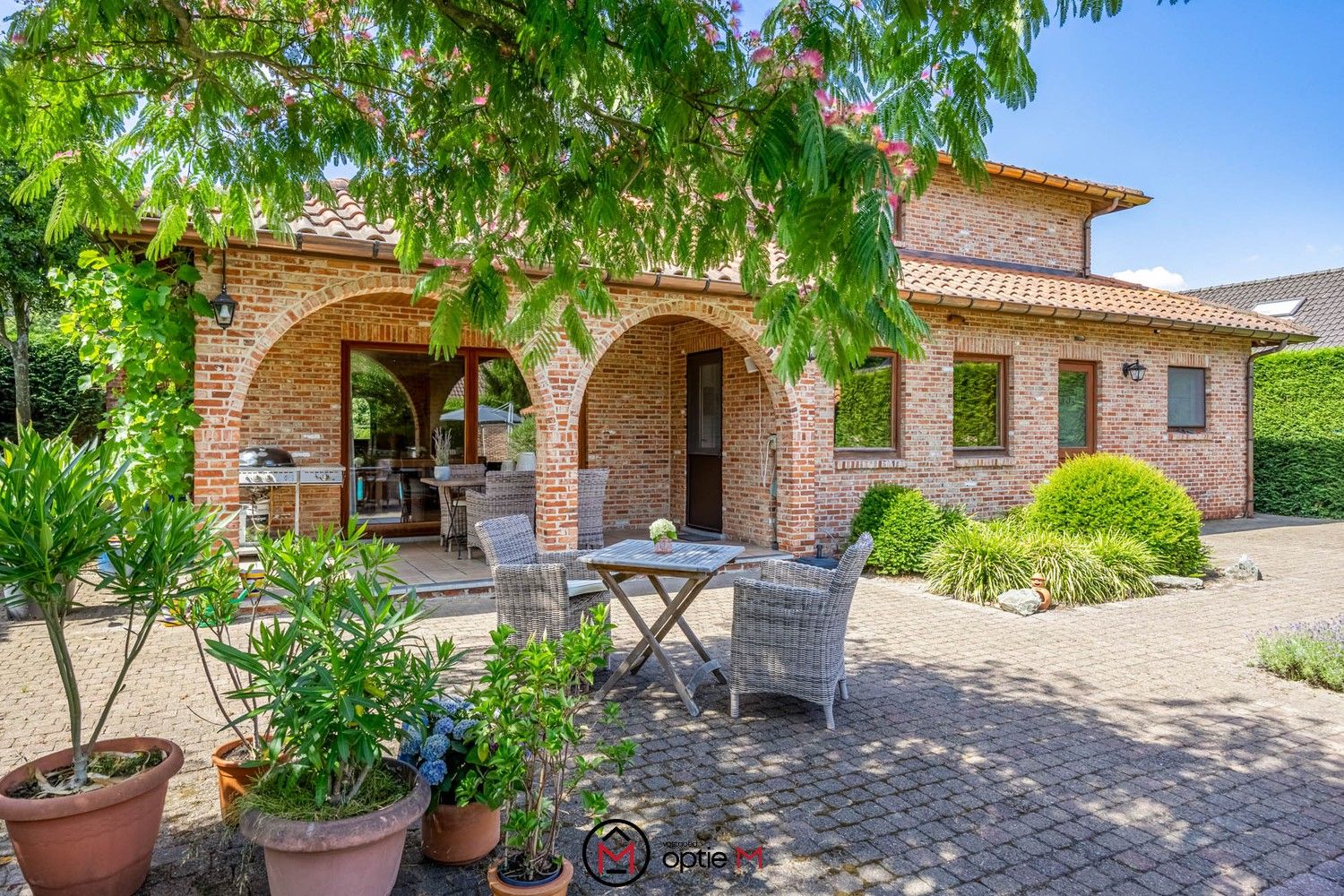 MEDITERRANE RUST IN EIGEN TUIN - CHARMANTE SPAANSE VILLA MET ZWEMBAD IN CENTRUM ZUTENDAAL TE KOOP foto {{pictureIndex}}