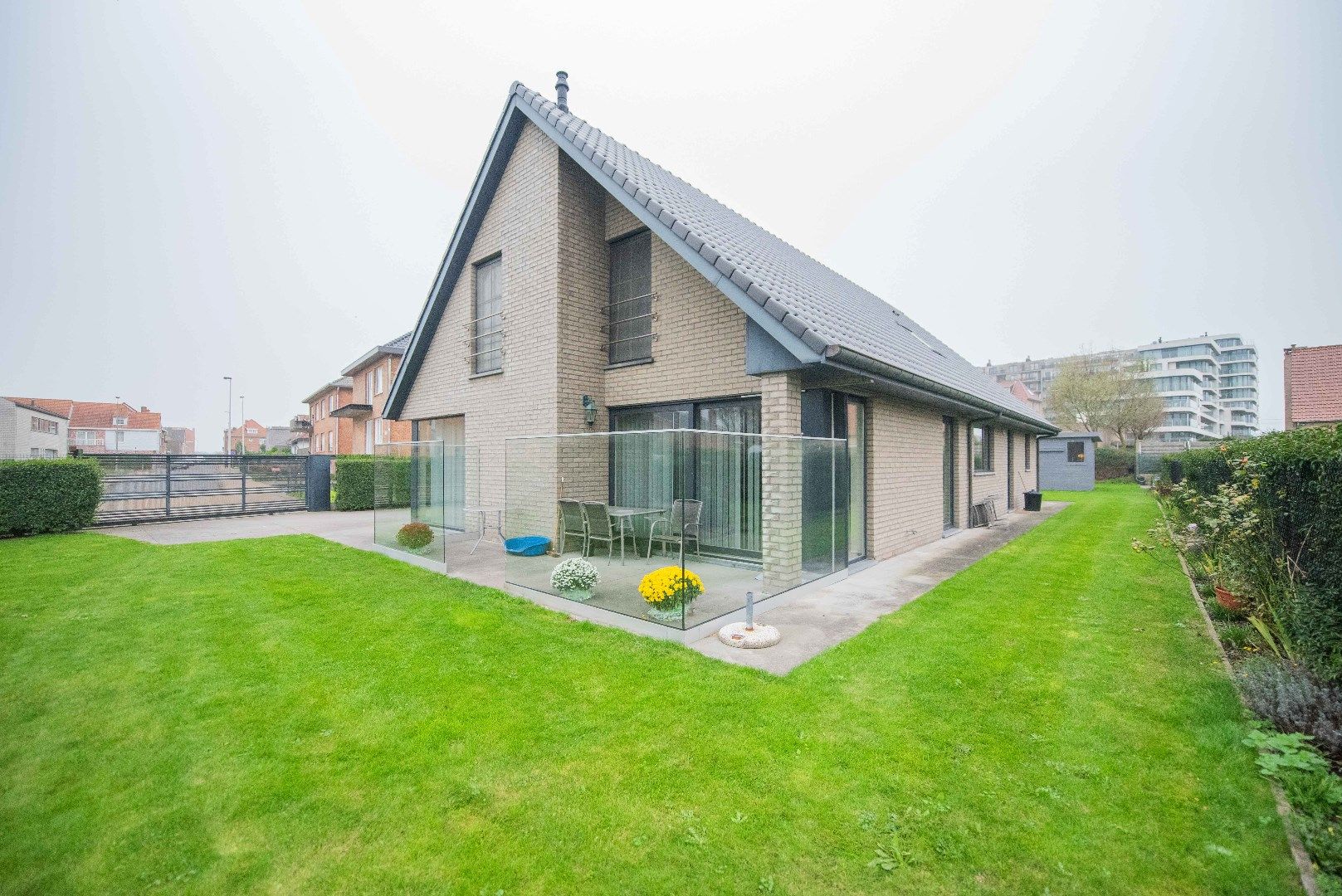 Zeer ruime, rustig en goed gelegen villa (grond 954m²) foto 1