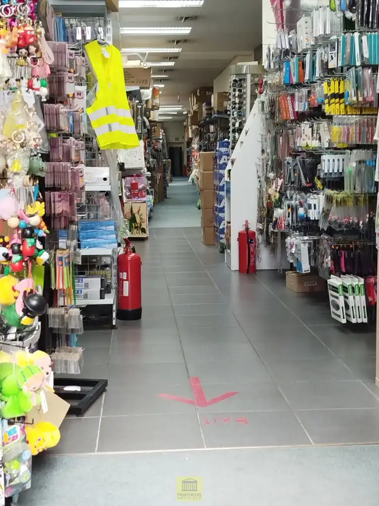 Uitzonderlijk ruim handelspand met woonst in Aalst – ideaal voor grootschalige retail foto 2