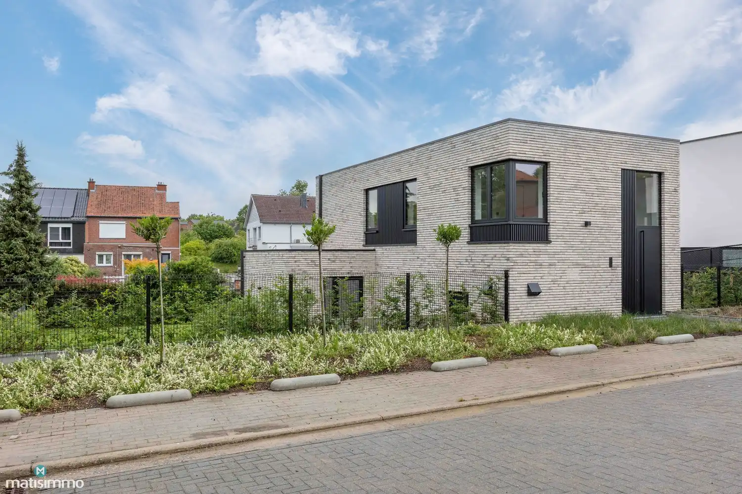HOOGWAARDIG AFGEWERKTE NIEUWBOUWWONING MET DRIE SLAAPKAMERS EN TUIN (INCLUSIEF TUINONDERHOUD) TE RIEMST foto {{pictureIndex}}