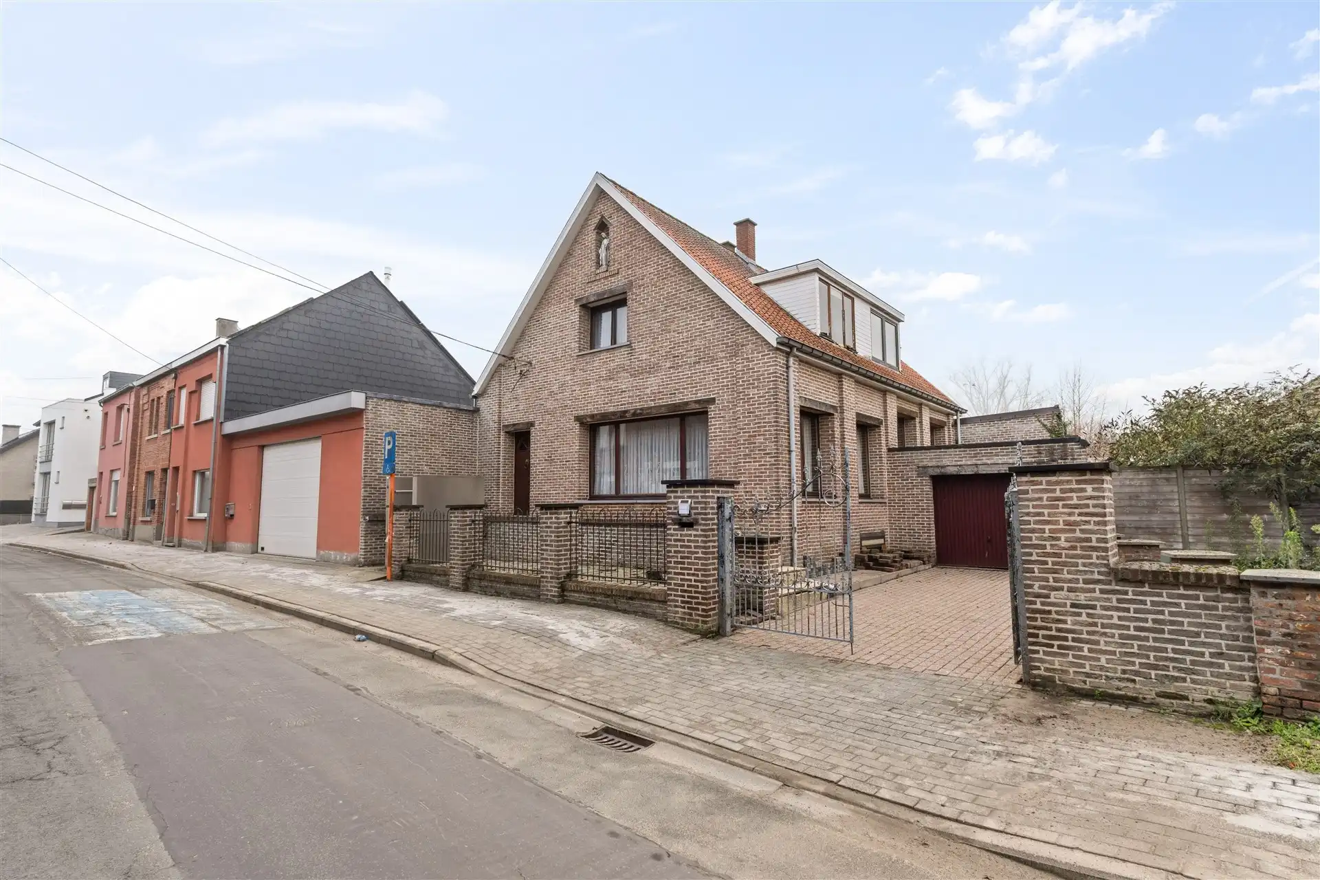 Hoofdfoto van de publicatie: Te renoveren half open bebouwing met garage op centrale ligging te Oudegem