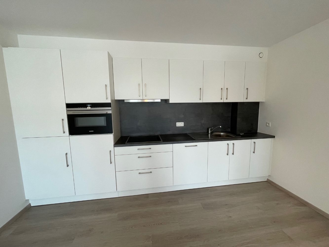 Instapklaar appartement met twee slaapkamers en terras met uitzicht op het Stationsplein. foto 7