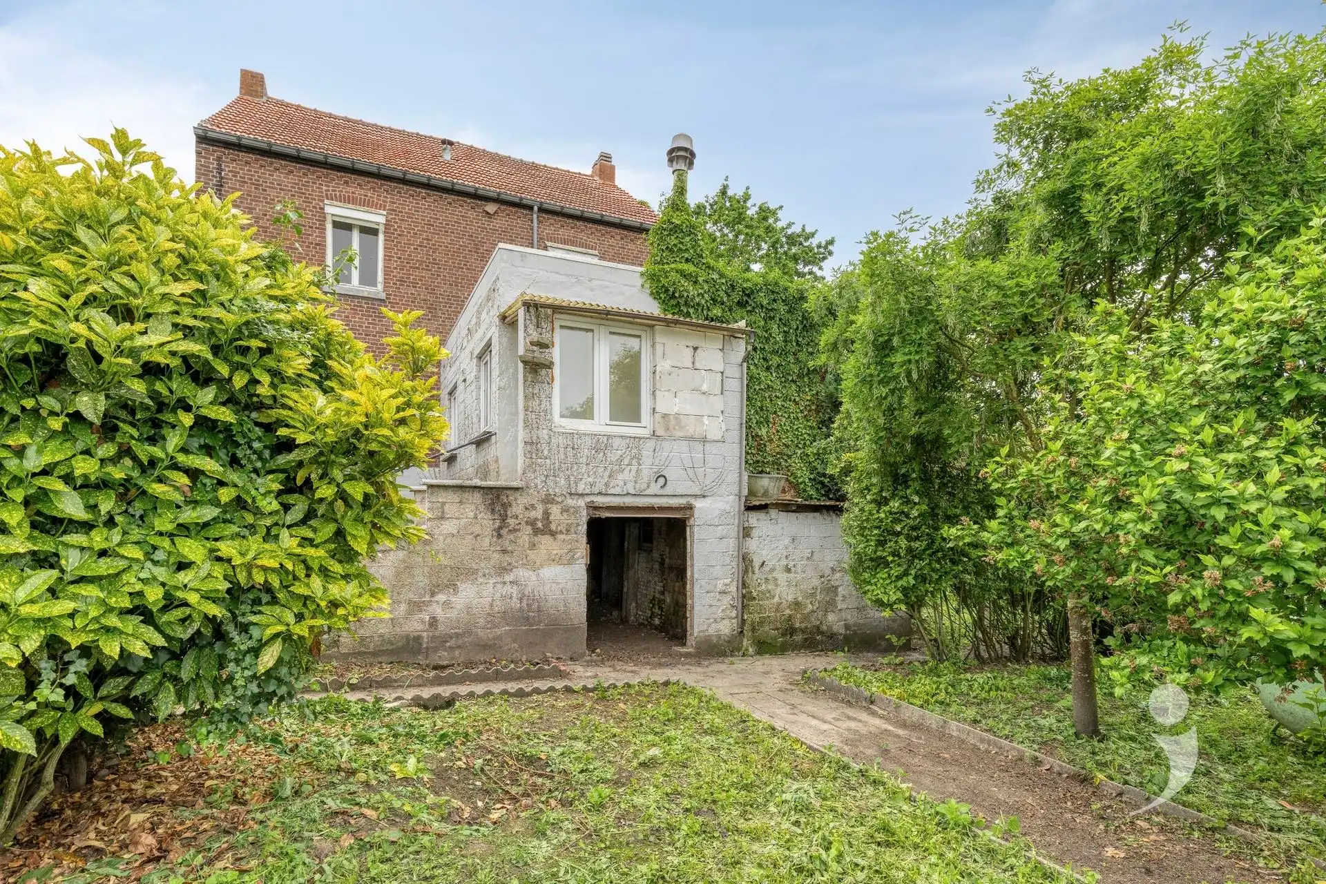 Ruime te renoveren woning met vergezicht foto 24