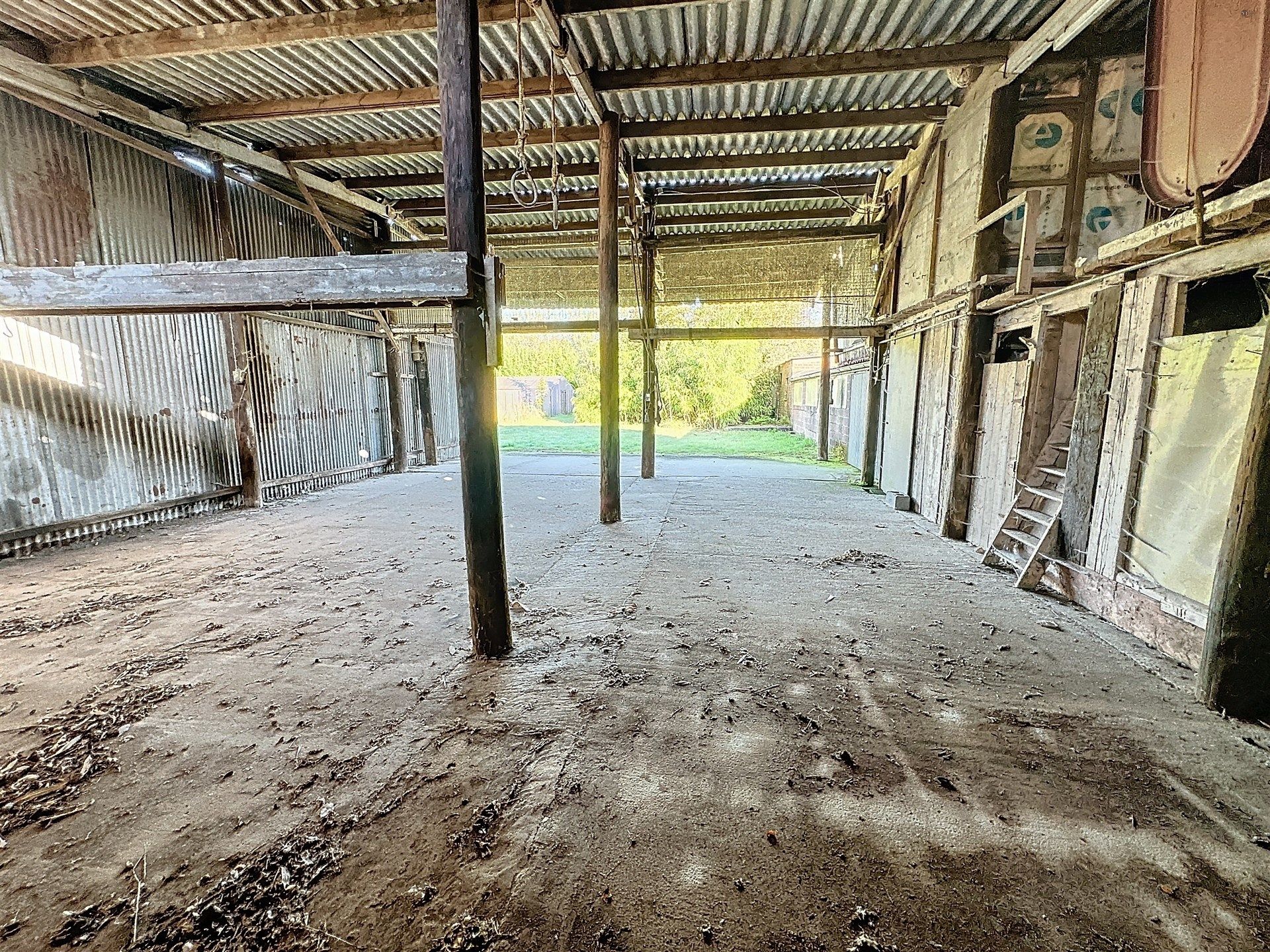 Degelijke woning met garage en grote bijgebouwen op prachtig perceel van 2435m².  foto 15