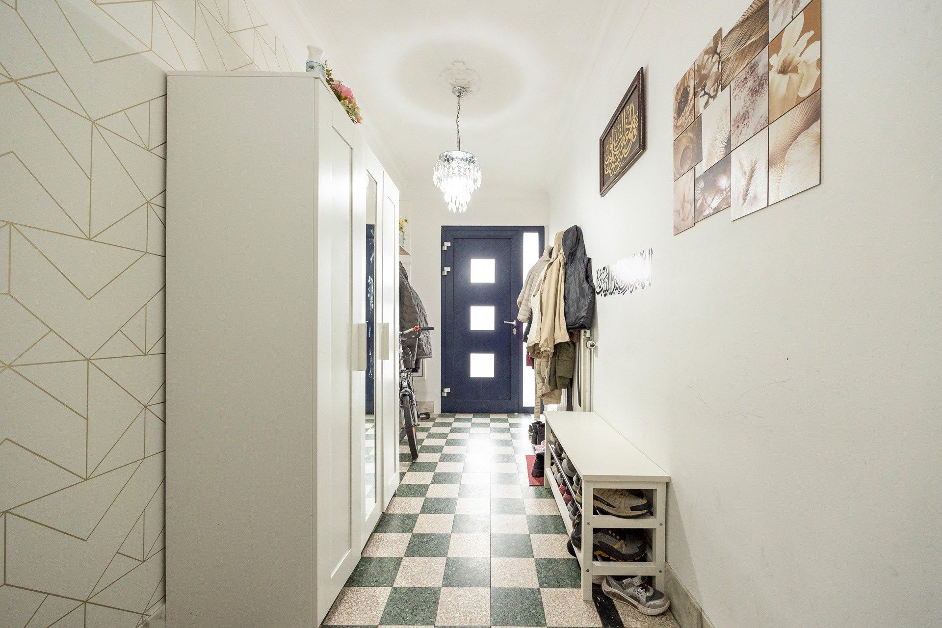 Ruime, instapklare gezinswoning met authentieke elementen in Berchem foto 3