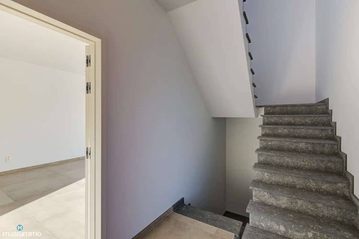 VOLLEDIG AFGEWERKTE EN GESCHILDERDE NIEUWBOUWWONING (EPB E10) MET 3 SLAAPKAMERS, OVERDEKT TERRAS, 2 GARAGES, KELDER EN AANGELEGDE TUIN IN WERM foto 4