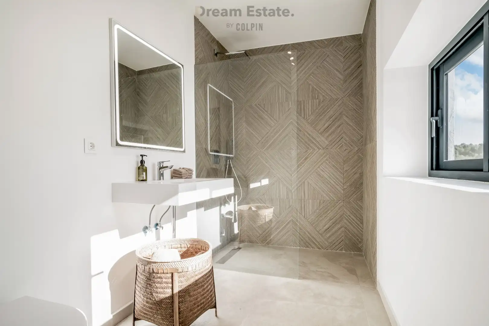 Een moderne familie villa te El Paraiso, Benahavis, New Golden Mile foto 32