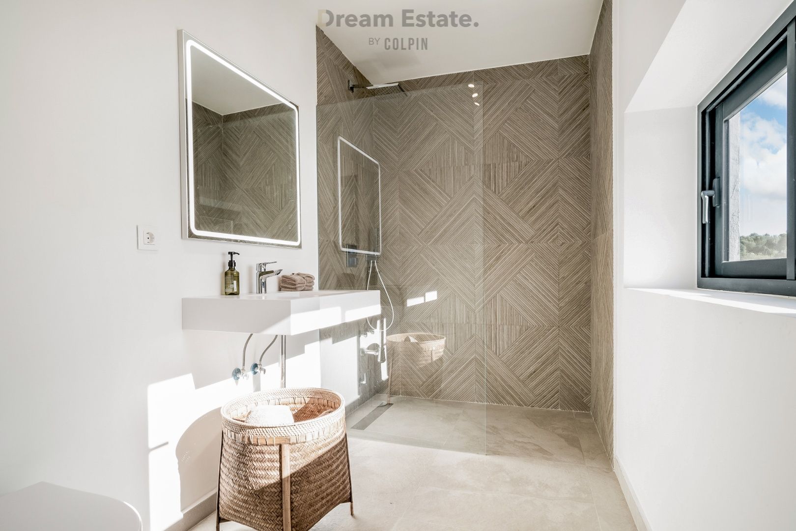 Een moderne familie villa te El Paraiso, Benahavis, New Golden Mile foto 32