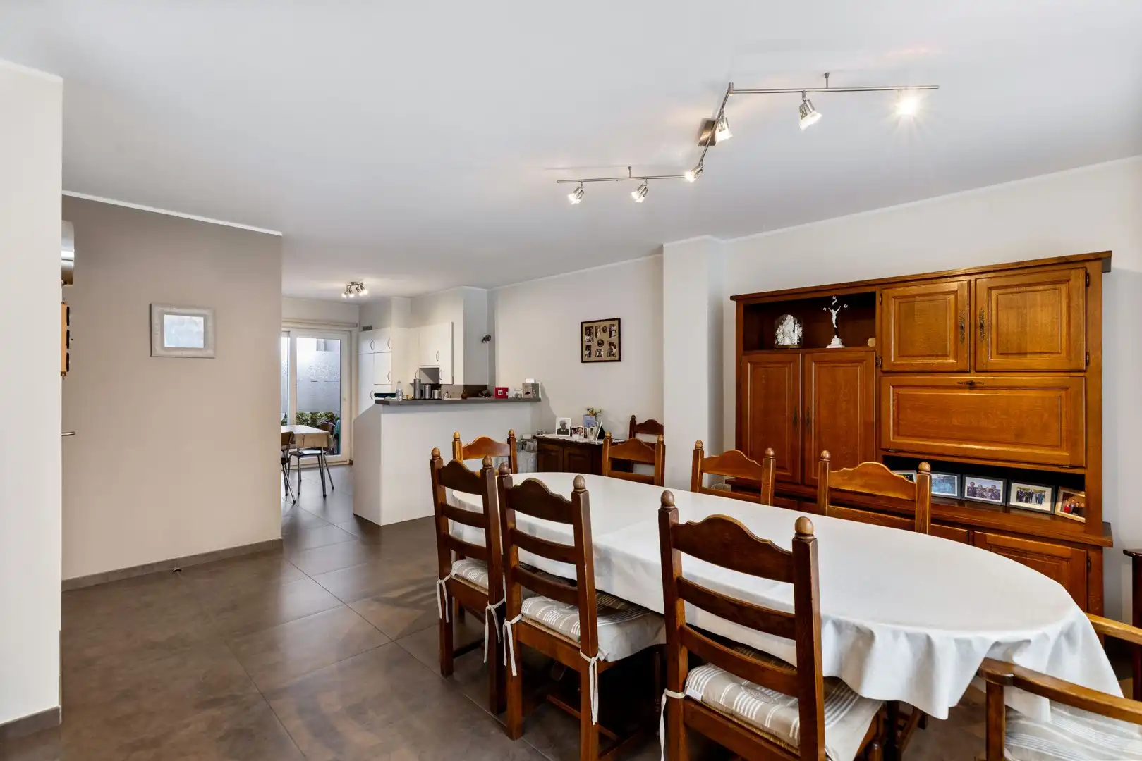 Uitstekend onderhouden opbrengsteigendom met 7 instapklare appartementen en 2 garages in het centrum van Izegem foto 8